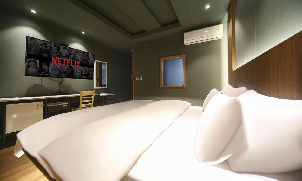Standard Double Room - Photo 7
