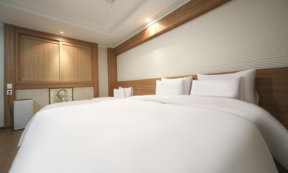 Deluxe Twin Room - Photo 2