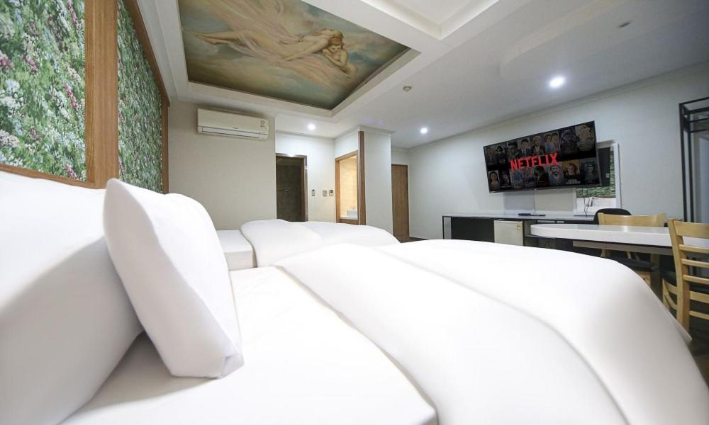 Suite - Photo 2