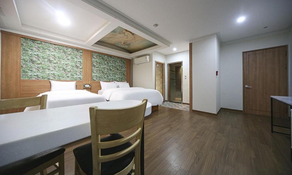Suite - Photo 4