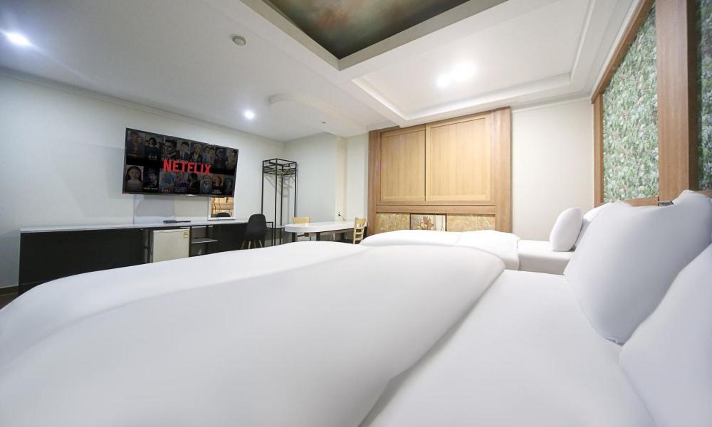 Suite - Photo 3