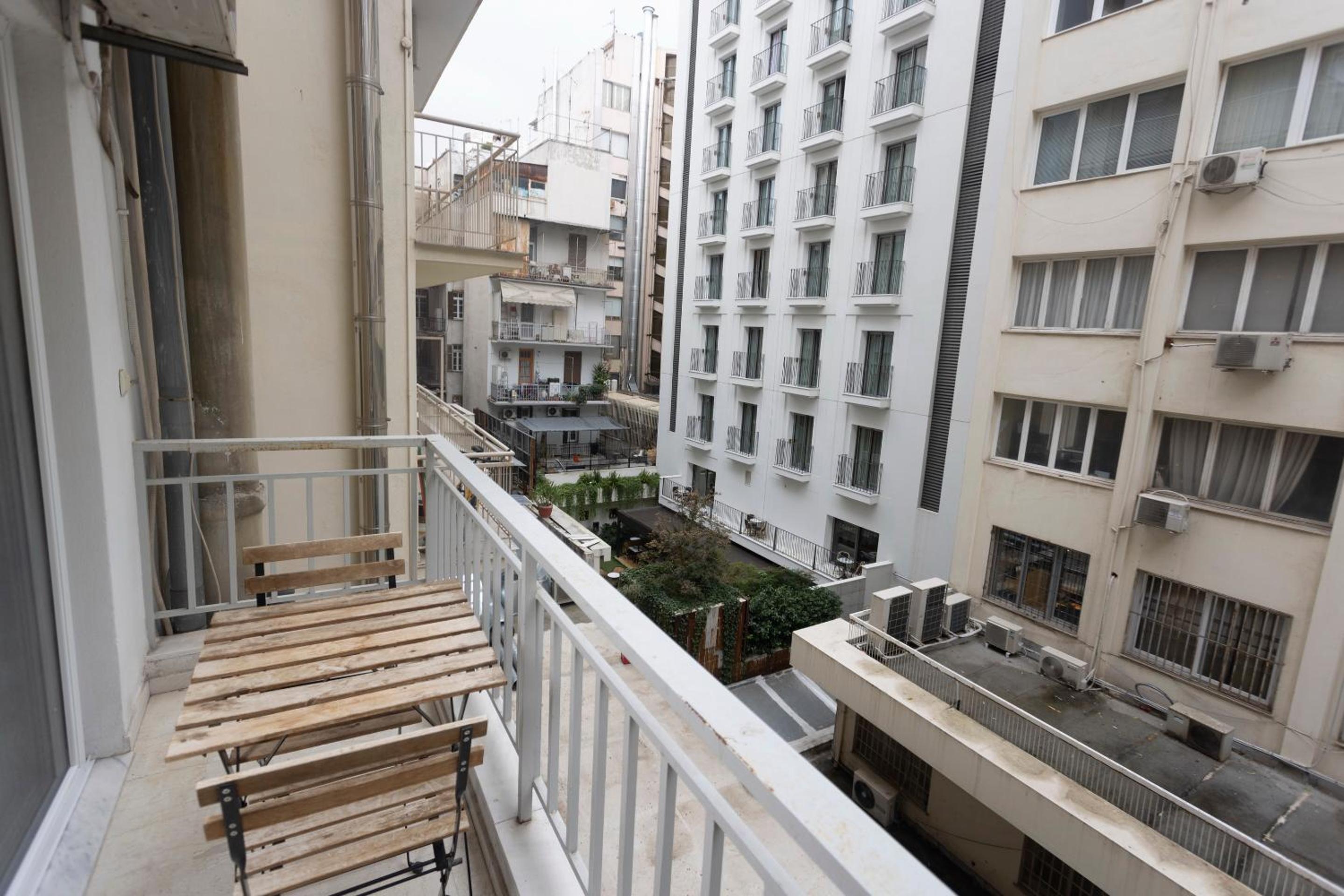 Studio with Balcony - Photo 8