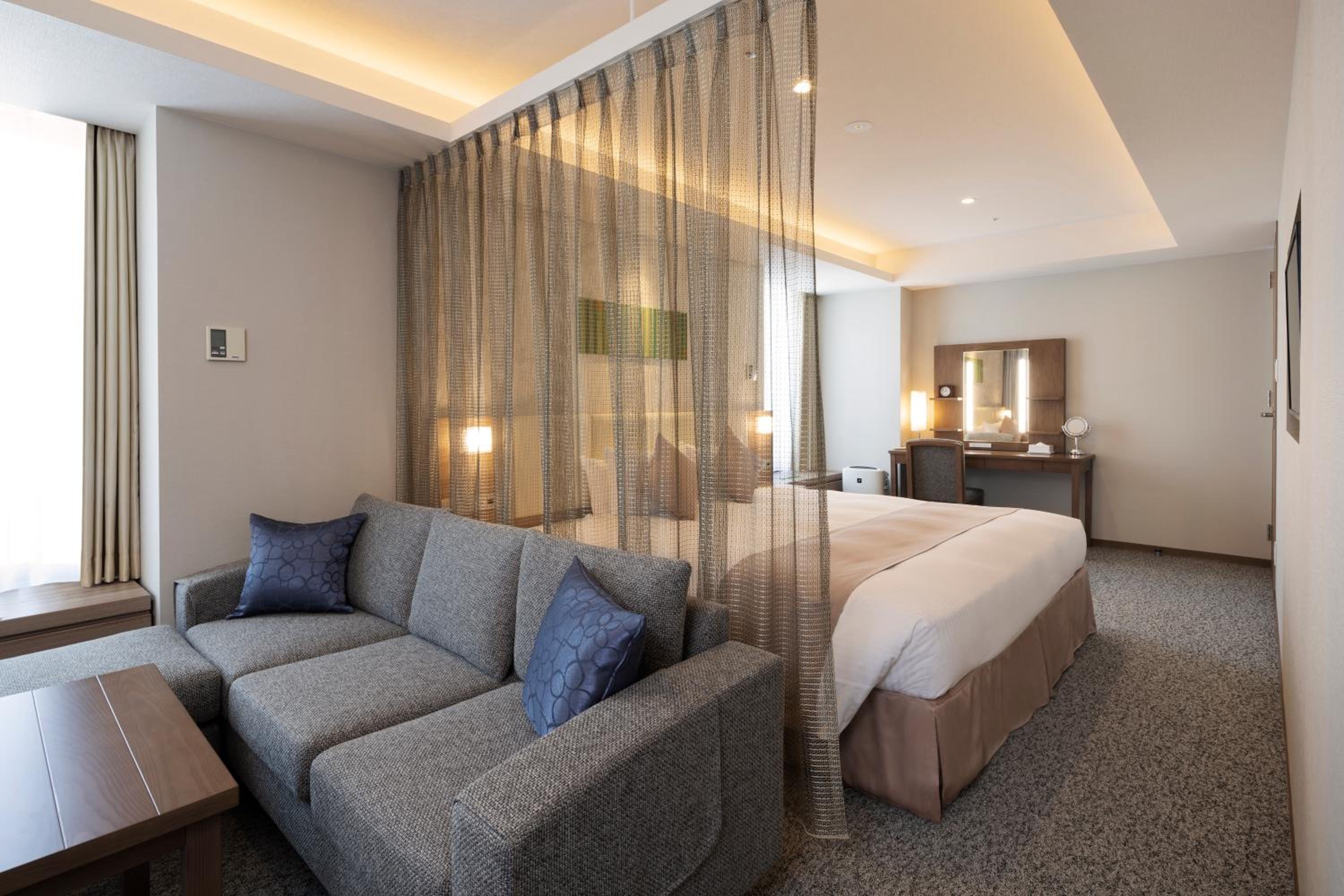 Premier King Double Room - East Wing - Photo 11