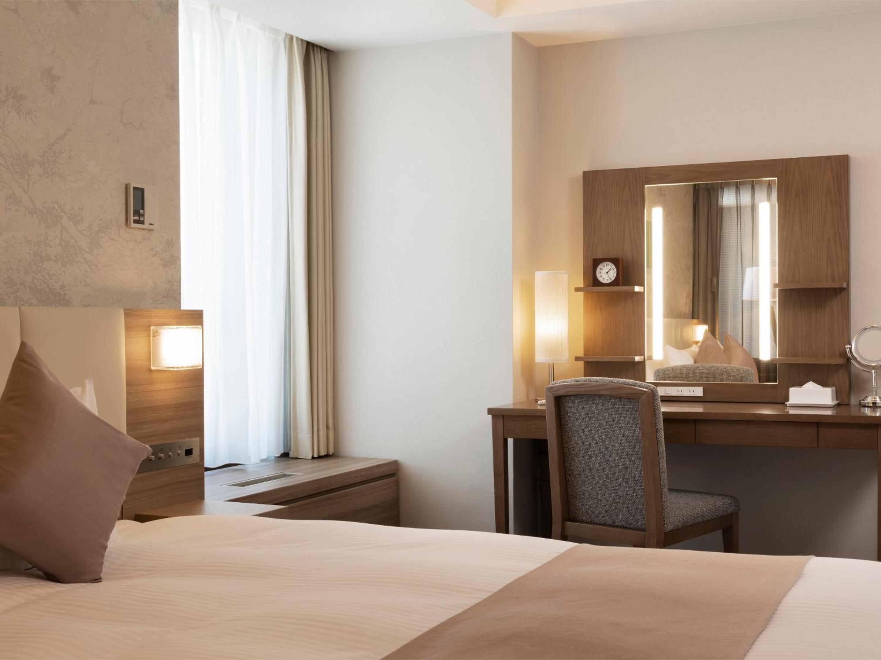 Premier King Double Room - East Wing - Photo 7
