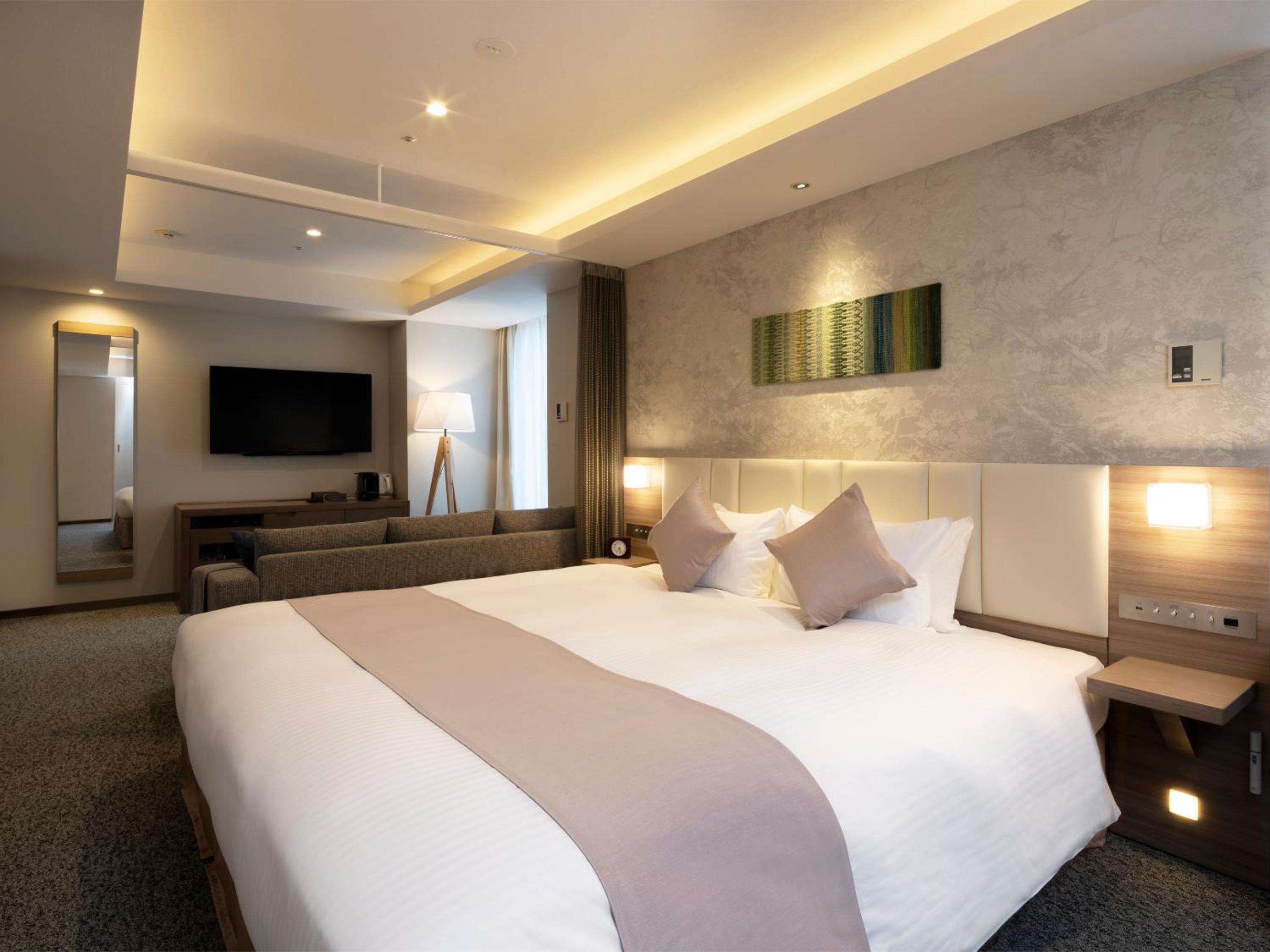 Premier King Double Room - East Wing - Photo 6
