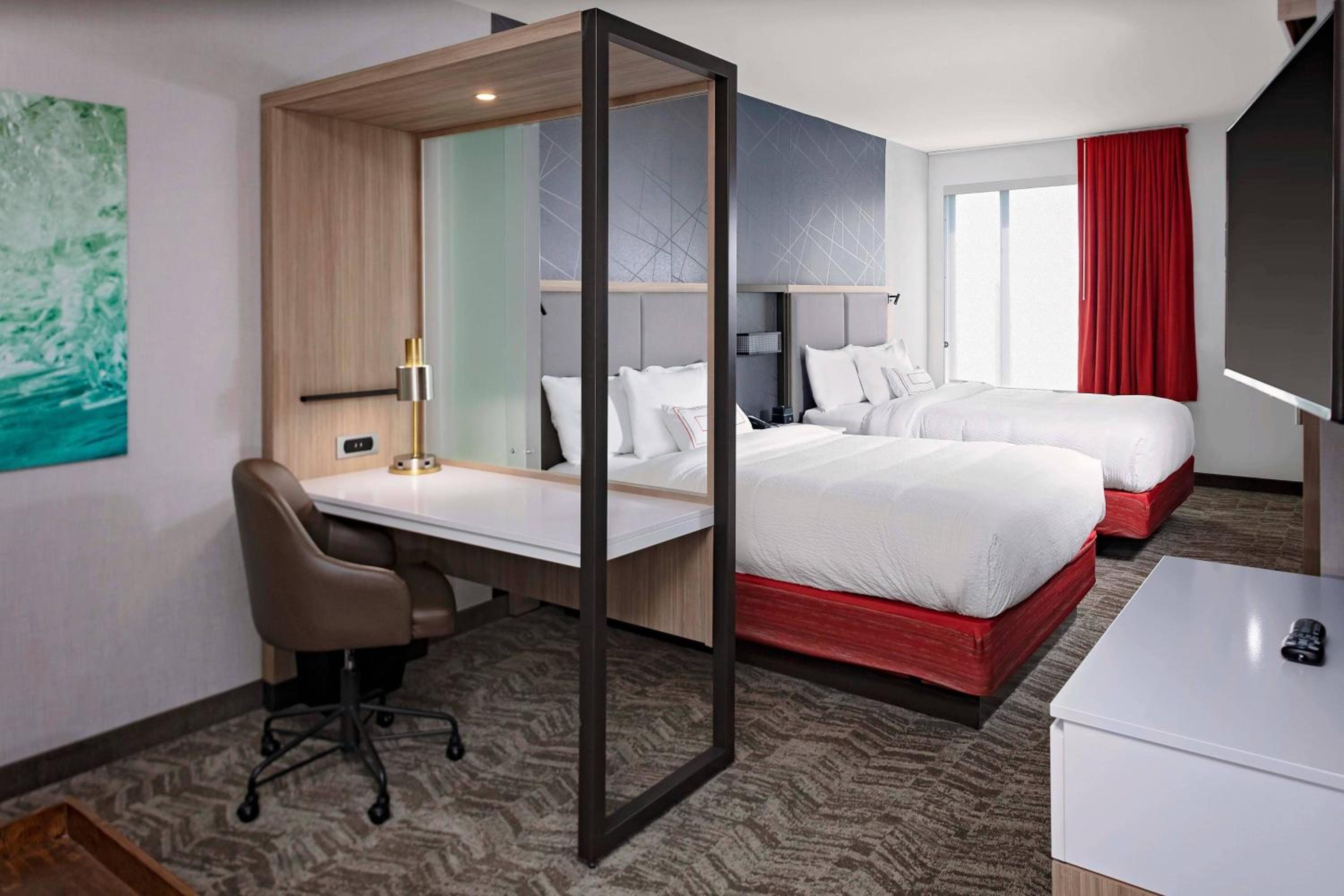 Queen Suite with Two Queen Beds, Bathtub and Trundle Sofa - Mobility Access/Hearing Accessible