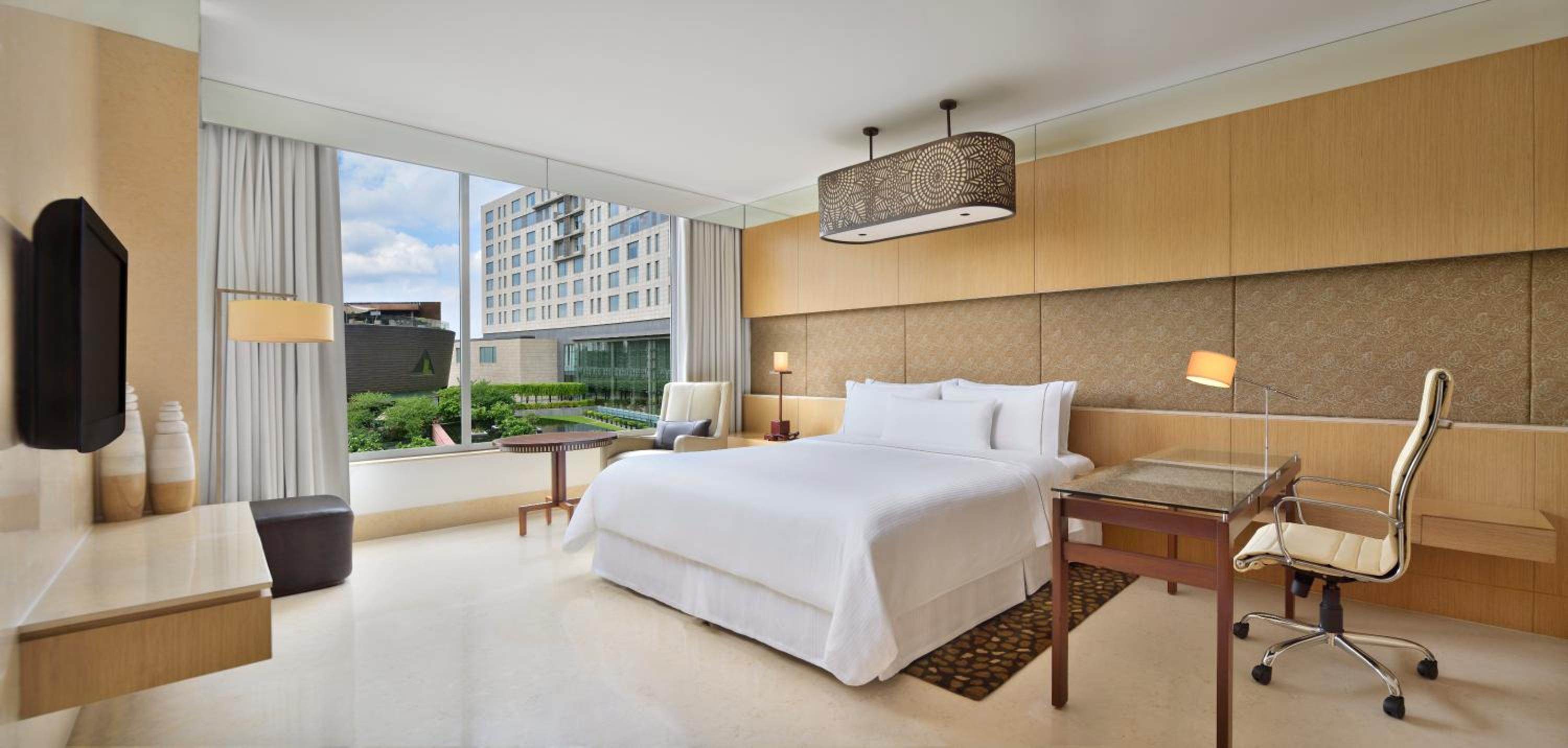 Deluxe King Room City View - Photo 1