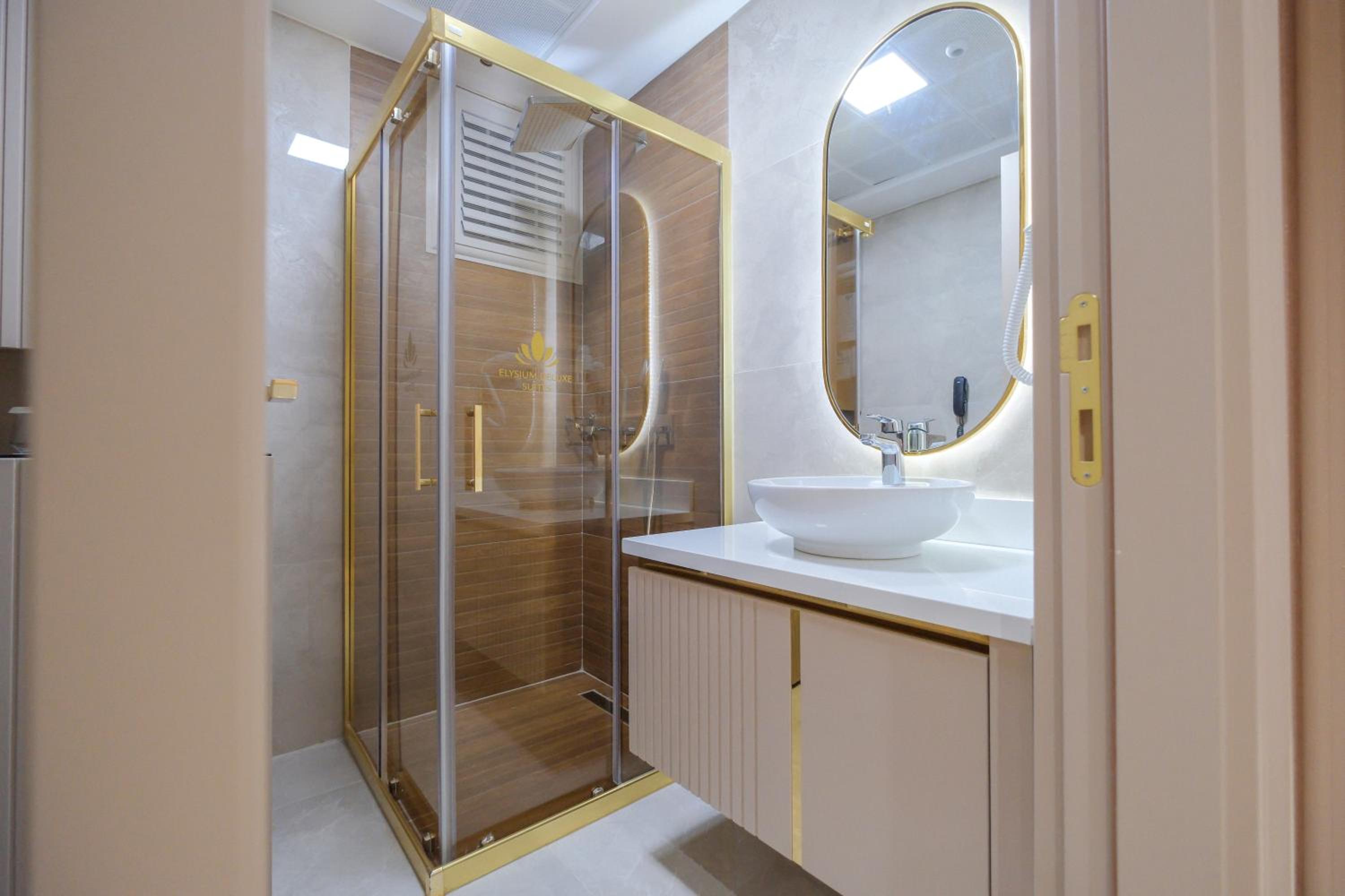 Deluxe Suite with Spa Bath photo 3