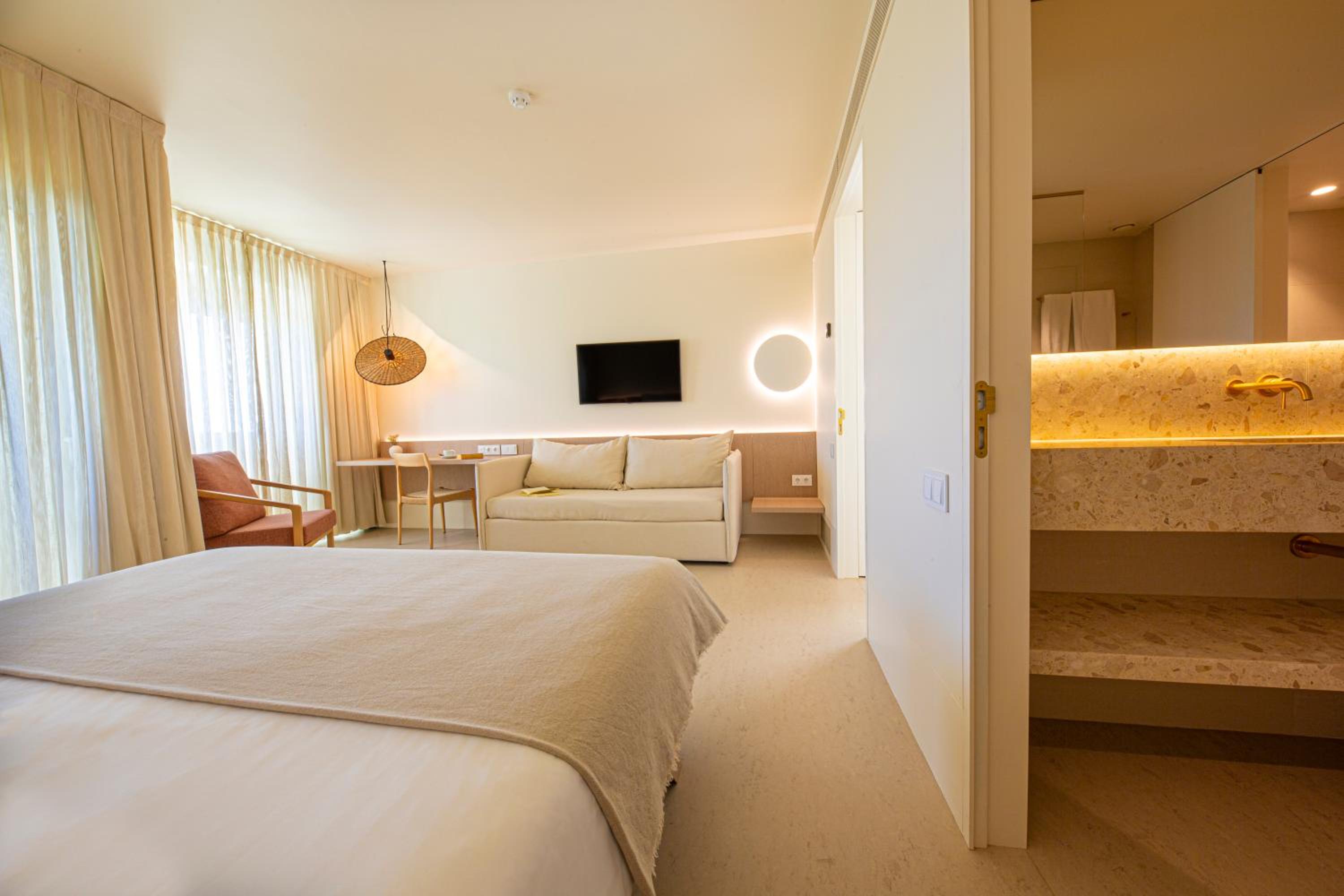 Premium Suite with Sea View - Photo 5
