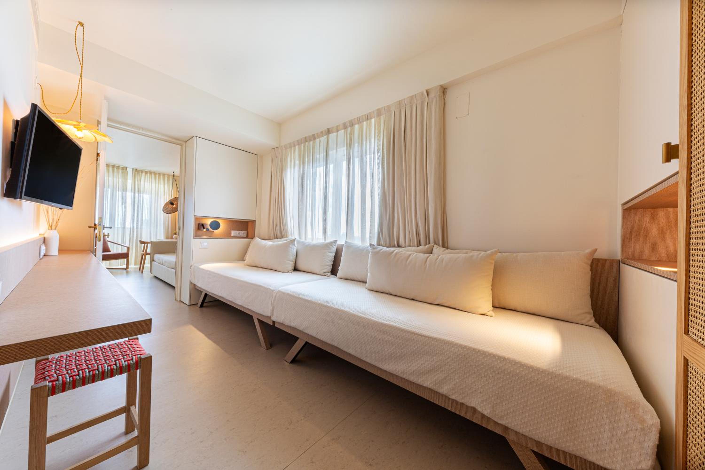 Premium Suite with Sea View - Photo 7
