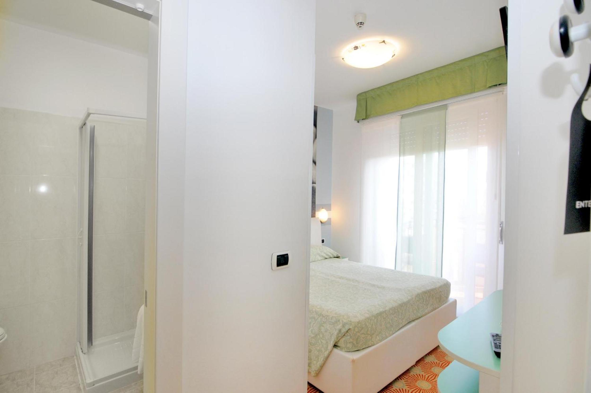 Economy Double Room - Photo 12