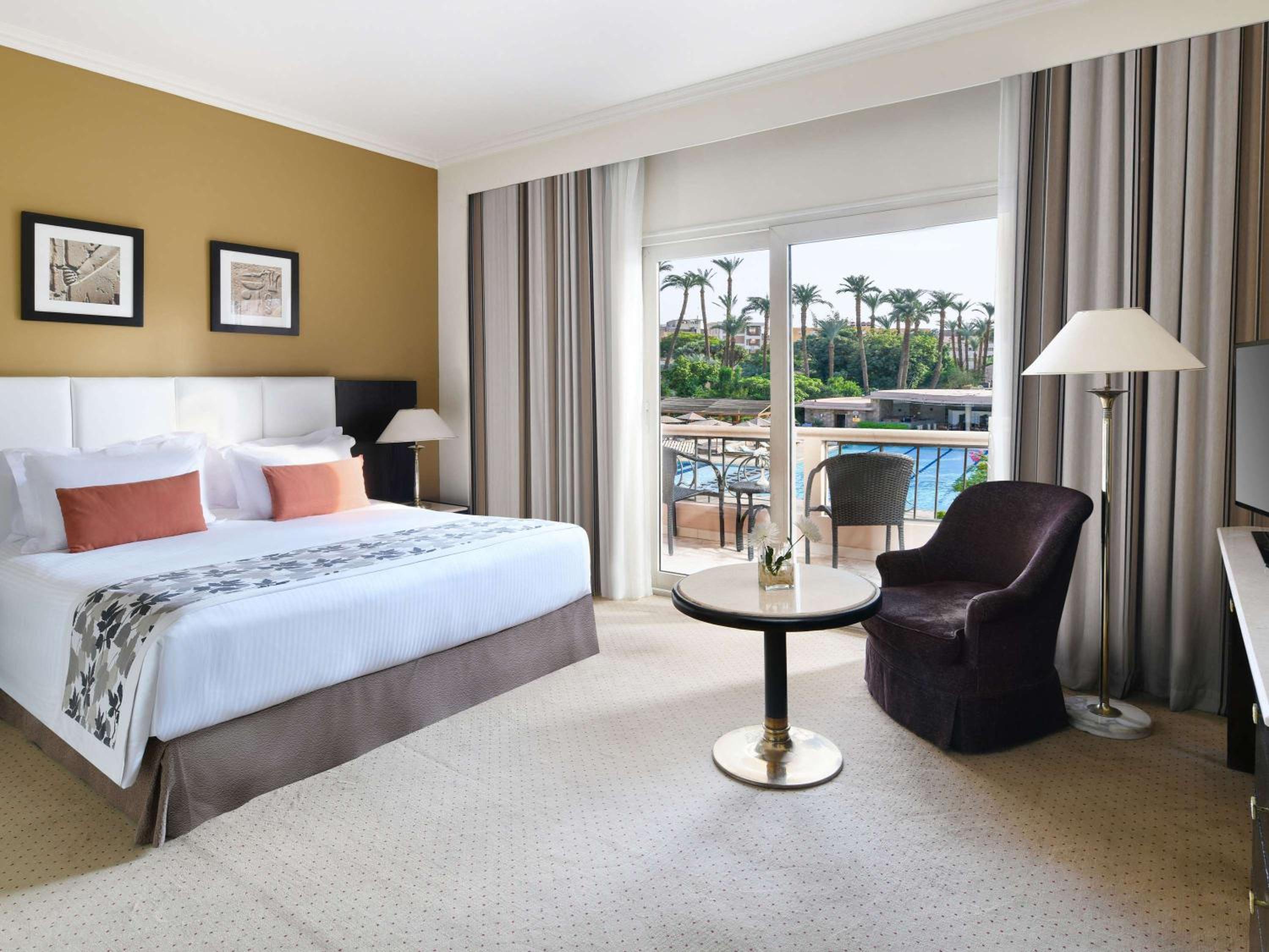 One-Bedroom Prestige King Suite with Balcony and Garden View