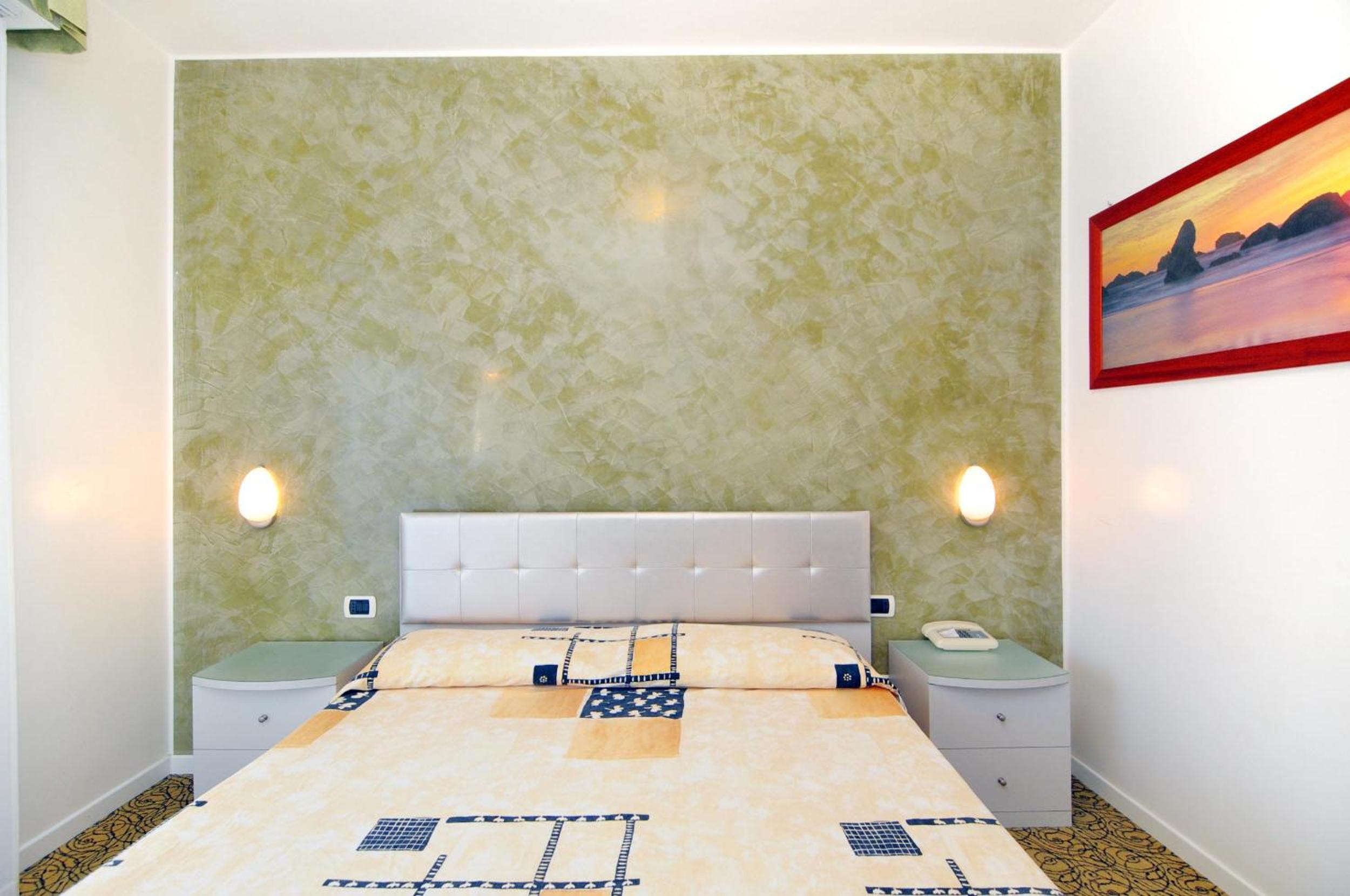 Economy Double Room - Photo 9