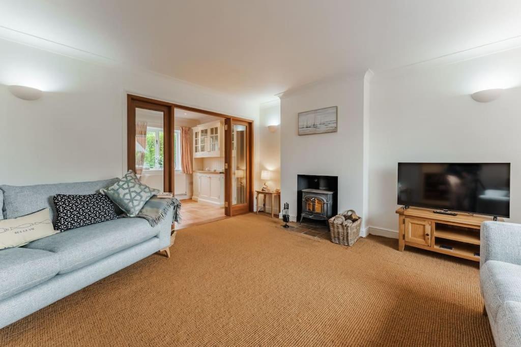Five-Bedroom House photo 1
