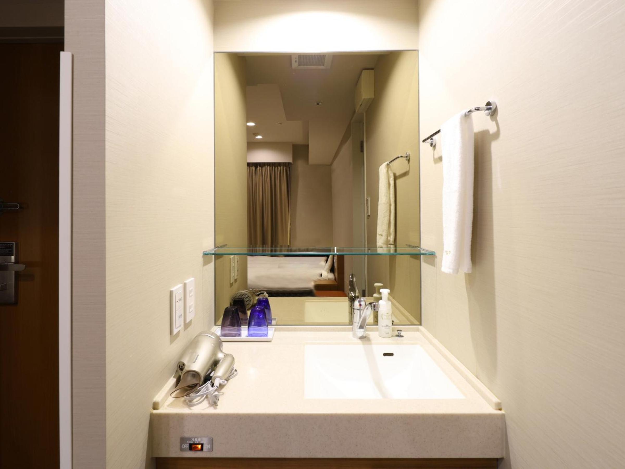 Non-Smoking Semi-Double Room, check-in from 15:00 / check-out until 13:00 (22-hour stay) photo 1