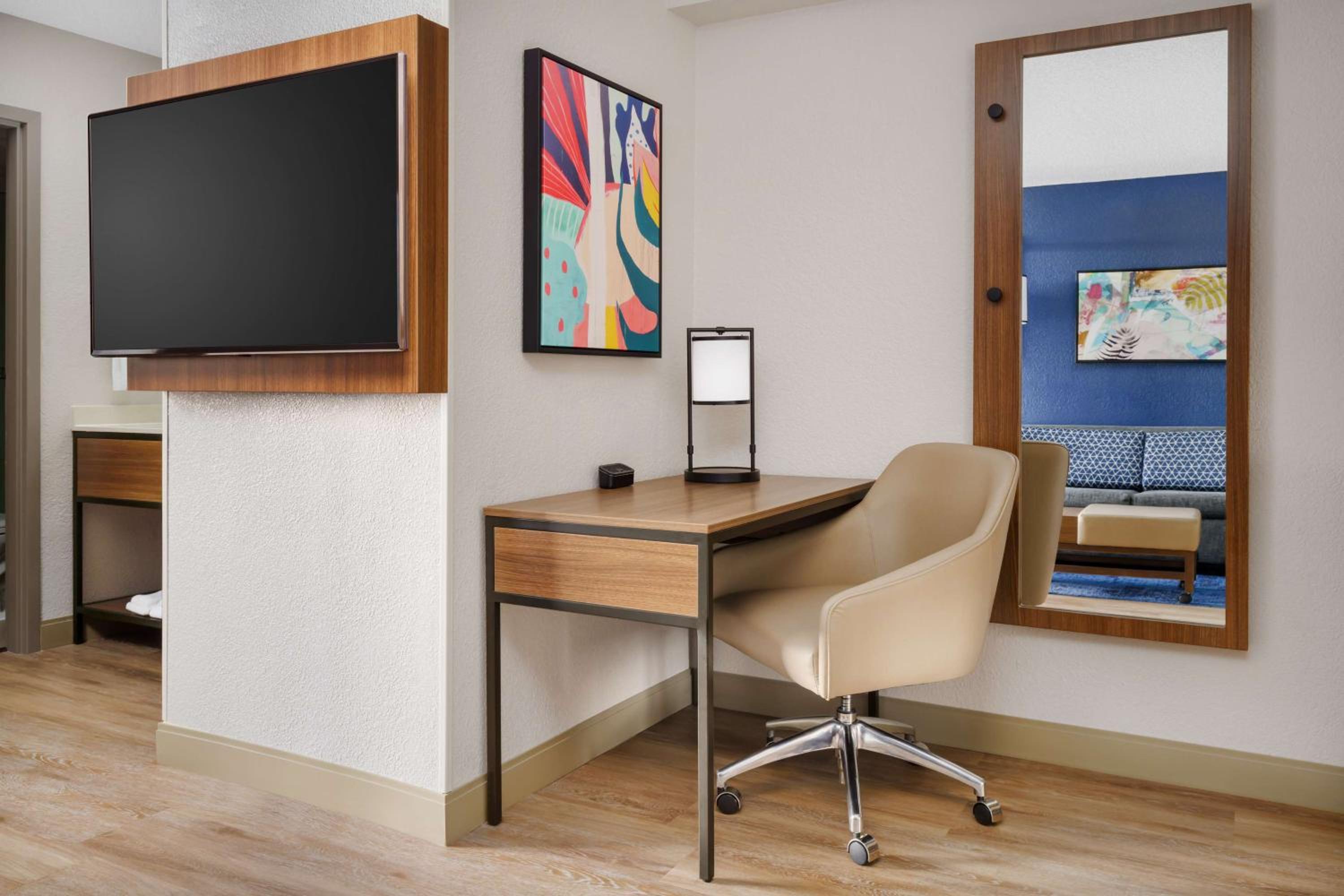 Double Room with Two Double Beds and Sofa bed - High Floor thumbnail 6