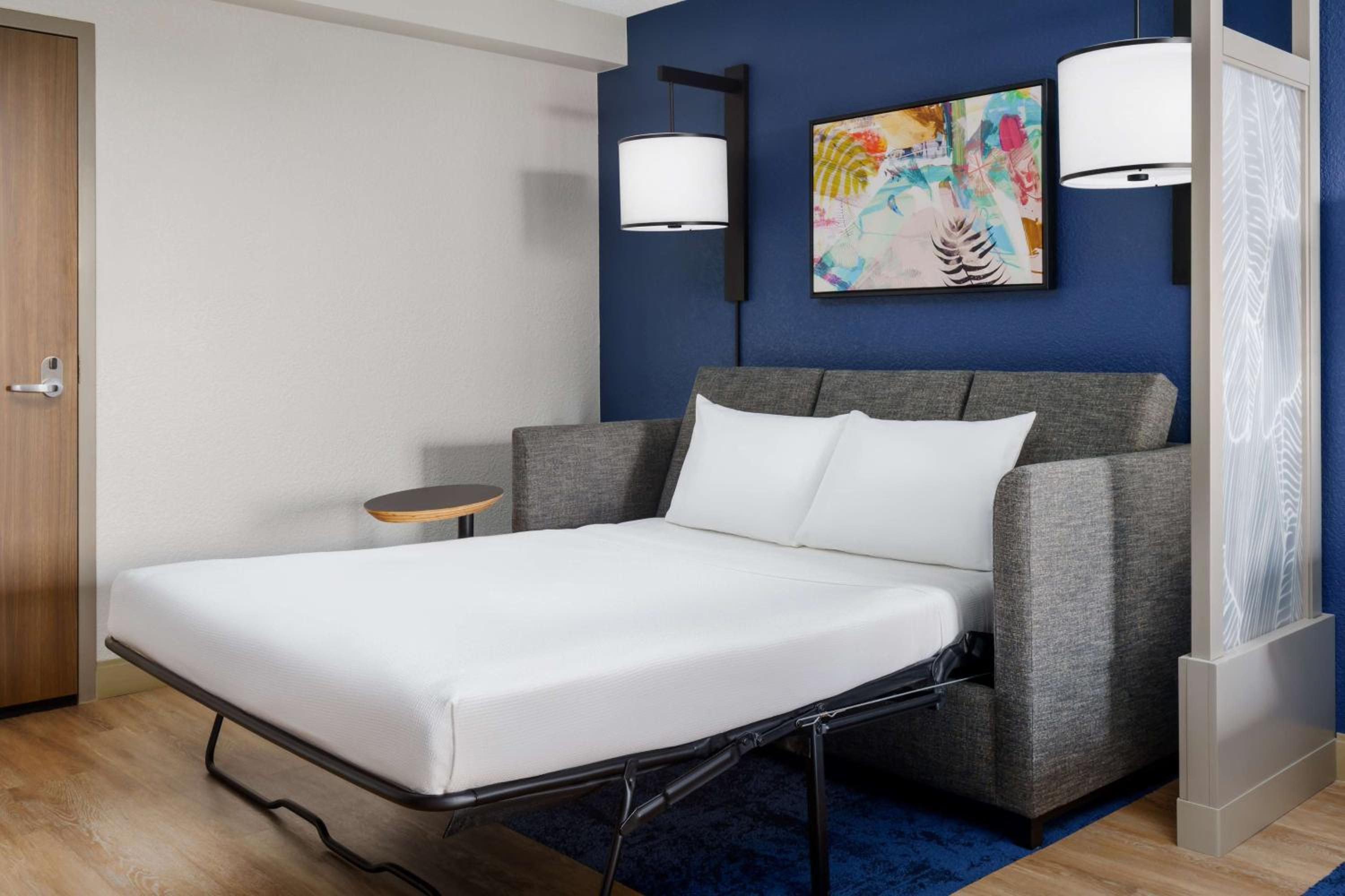 King Room with Accessible Shower - Disability Access thumbnail 5