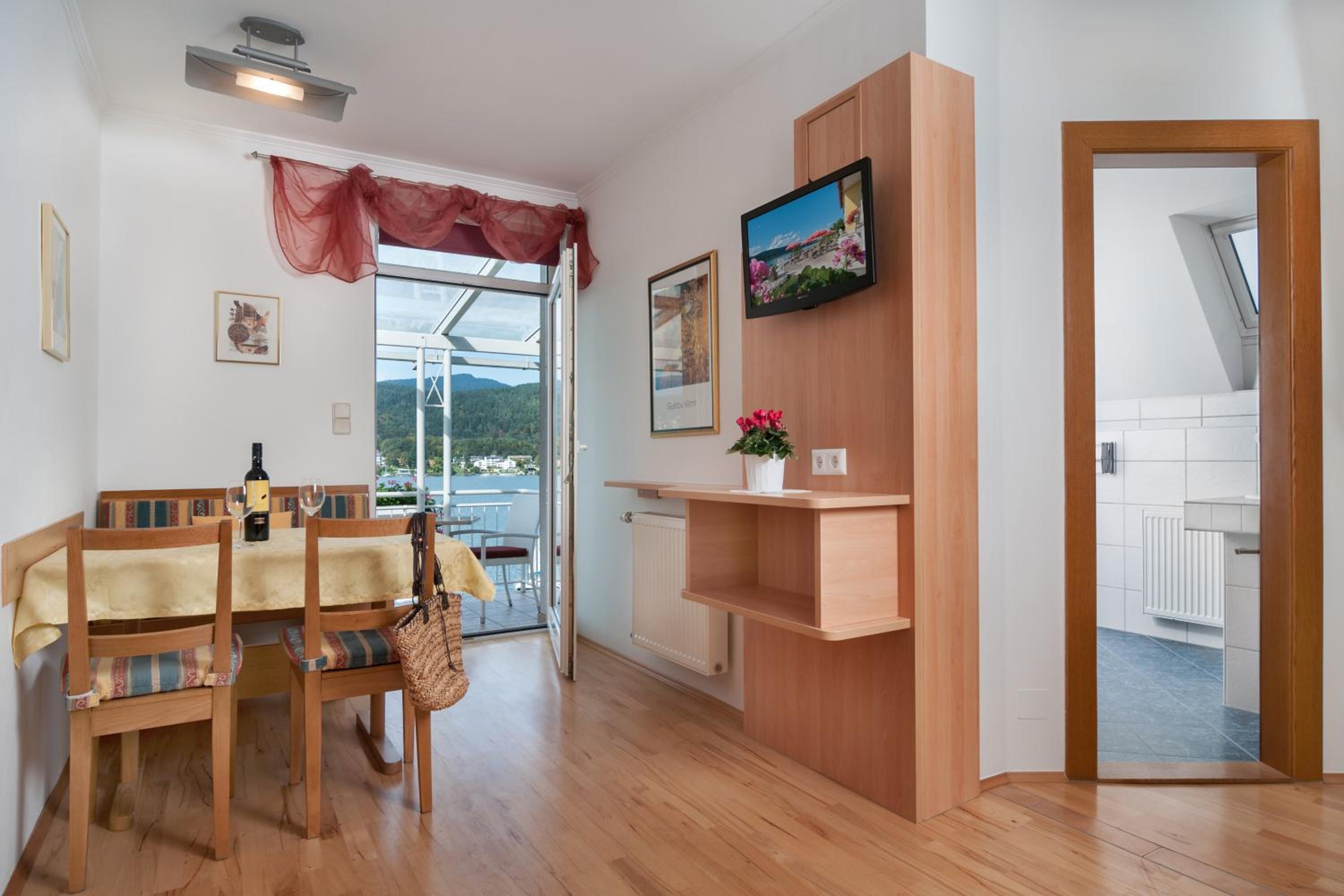 Large One-Bedroom Apartment with Balcony photo 3