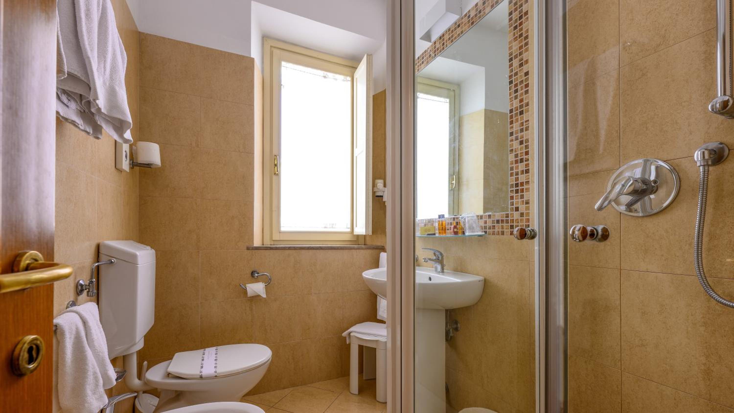 Twin Room - Photo 2