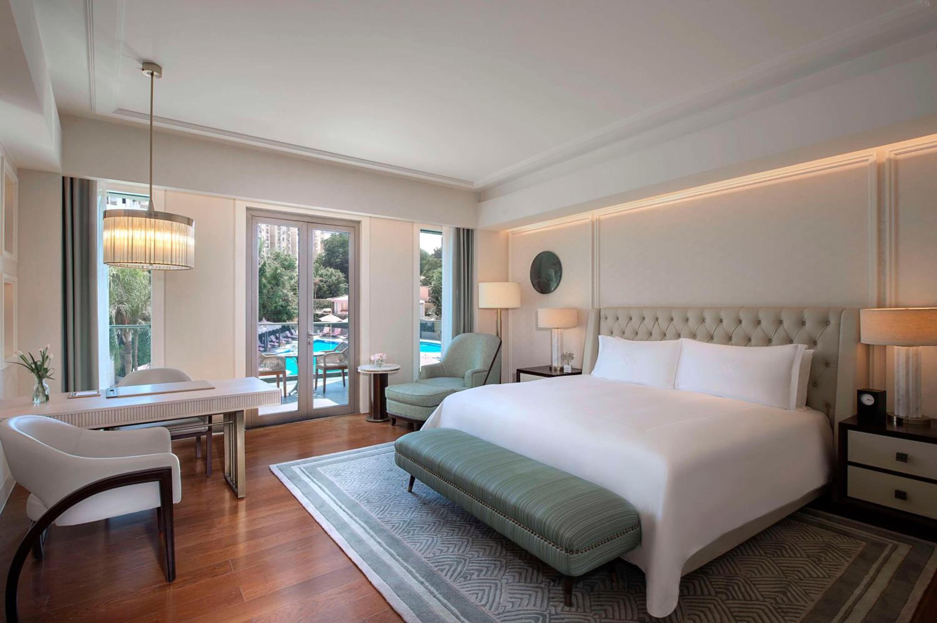 Club King Room with Pool View thumbnail 5