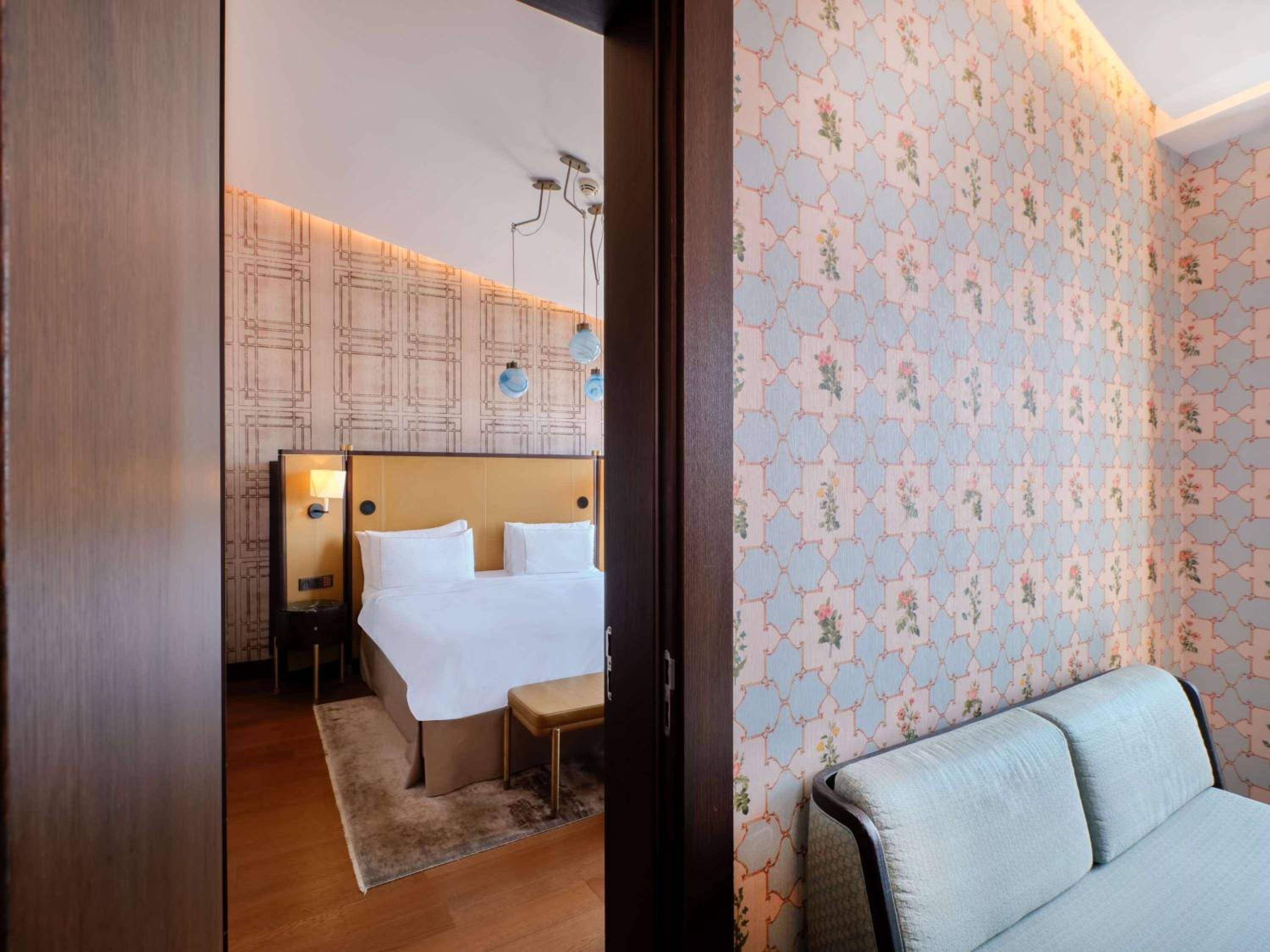 Junior King Suite with View thumbnail 5