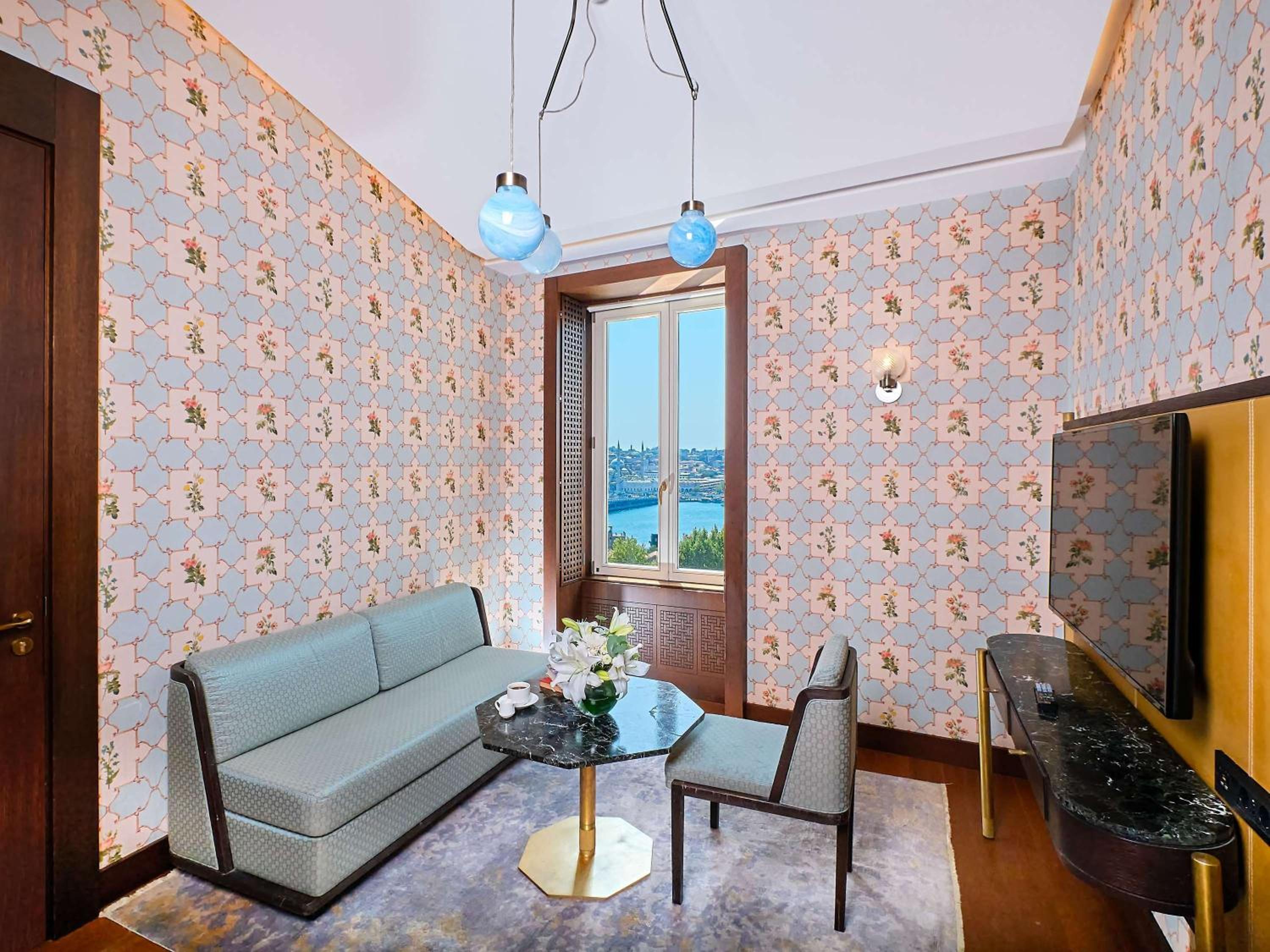 Junior King Suite with View thumbnail 6