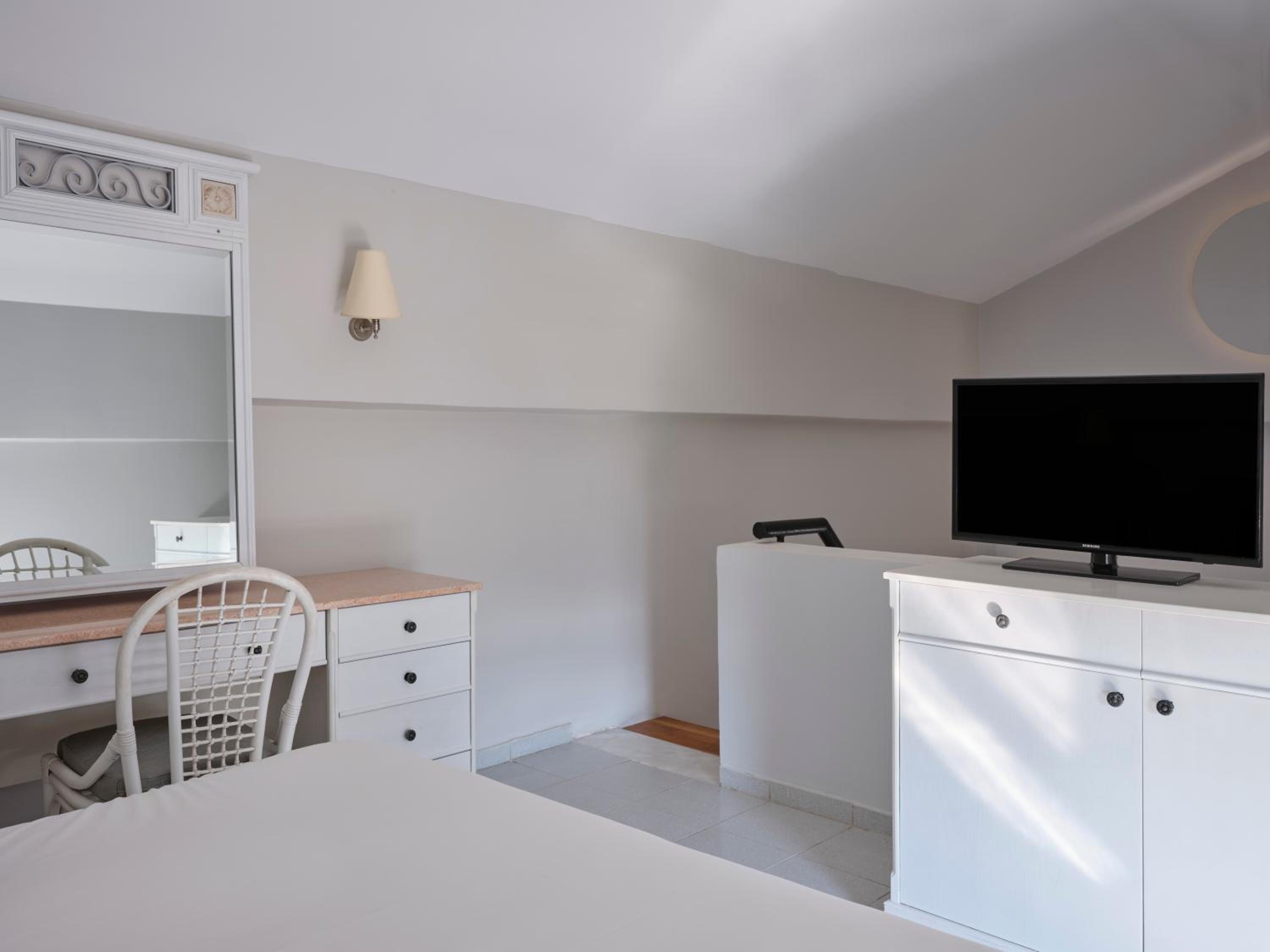 One Bedroom Family Room Inland View (Annex Building)