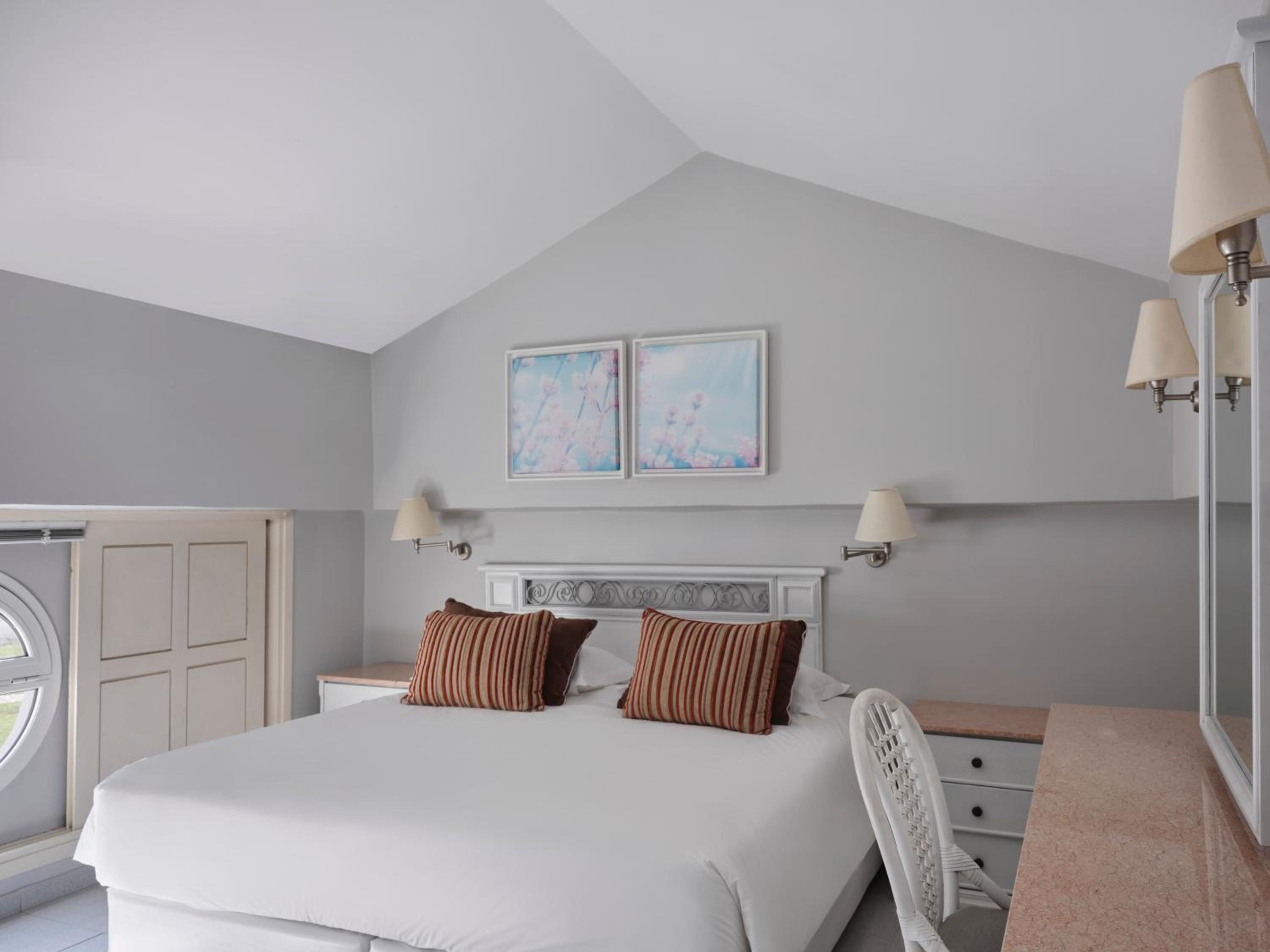 One Bedroom Family Room Inland View (Annex Building)