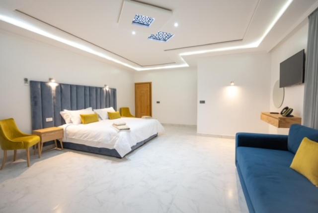 Suite with Mountain View