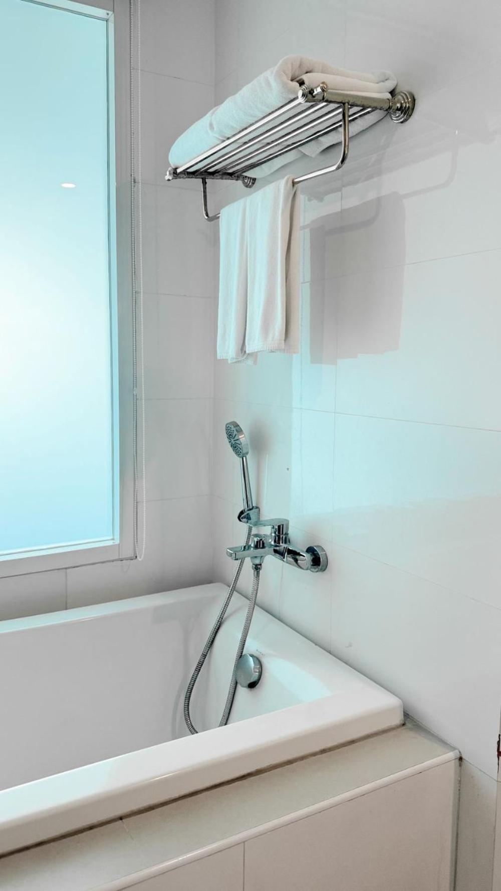 Superior Twin with Bathtub photo 2