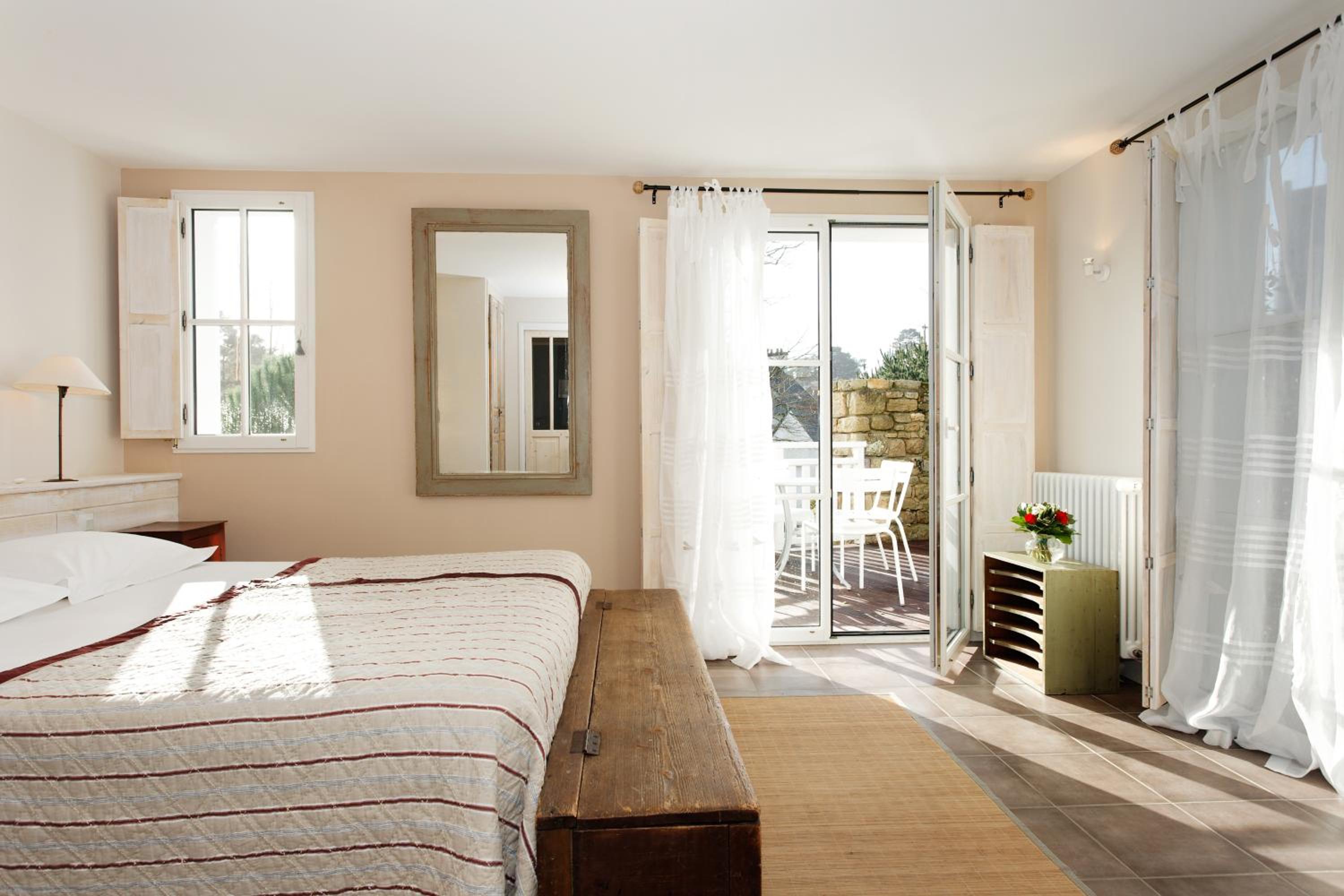 Suite - Photo 1