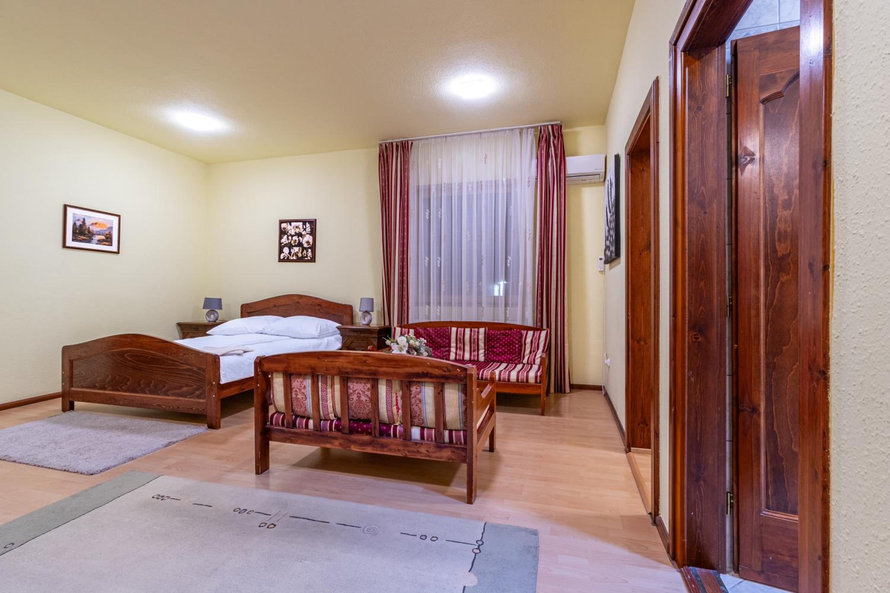 Superior Family Room photo 2