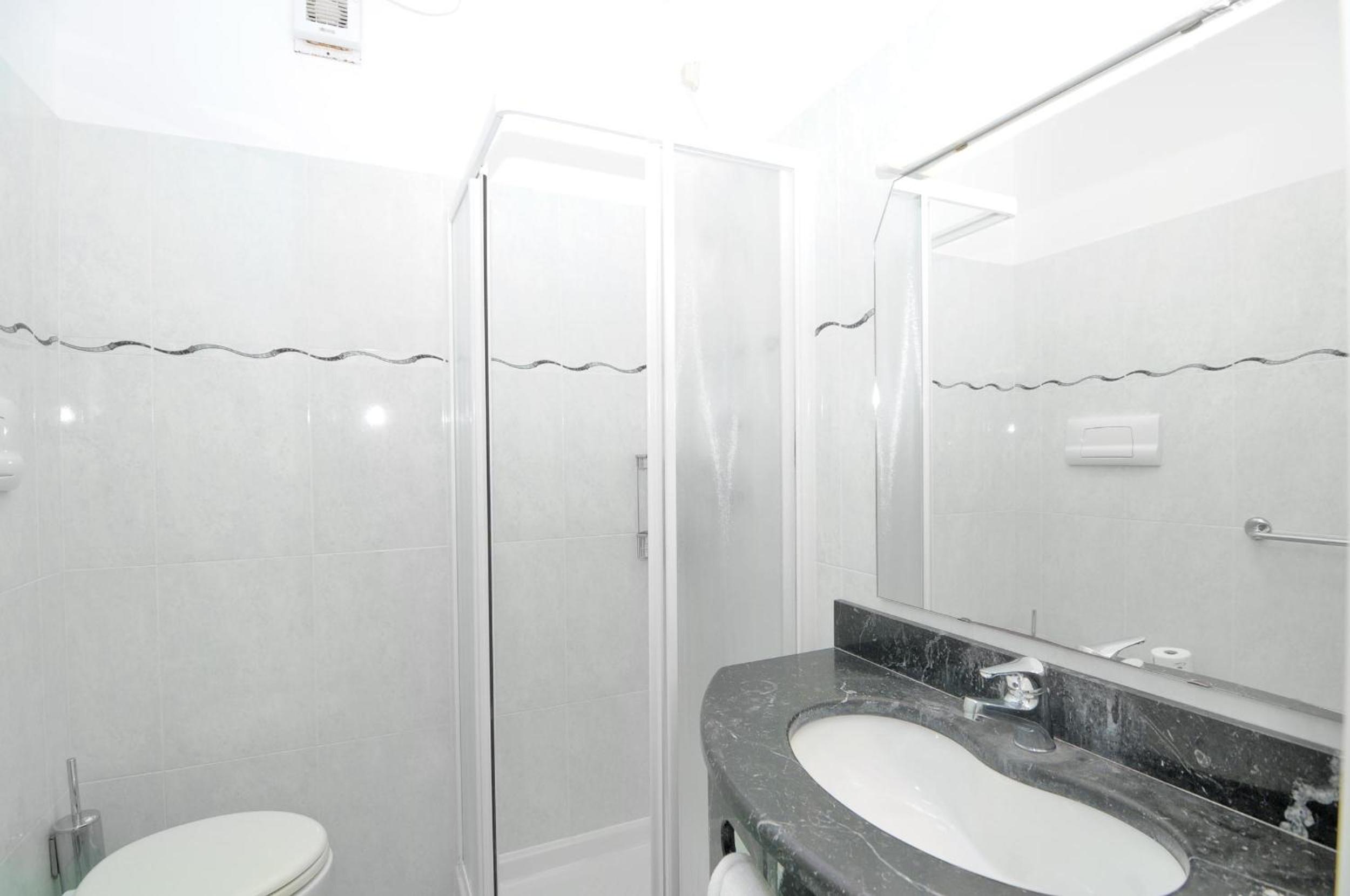 Economy Double Room - Photo 11