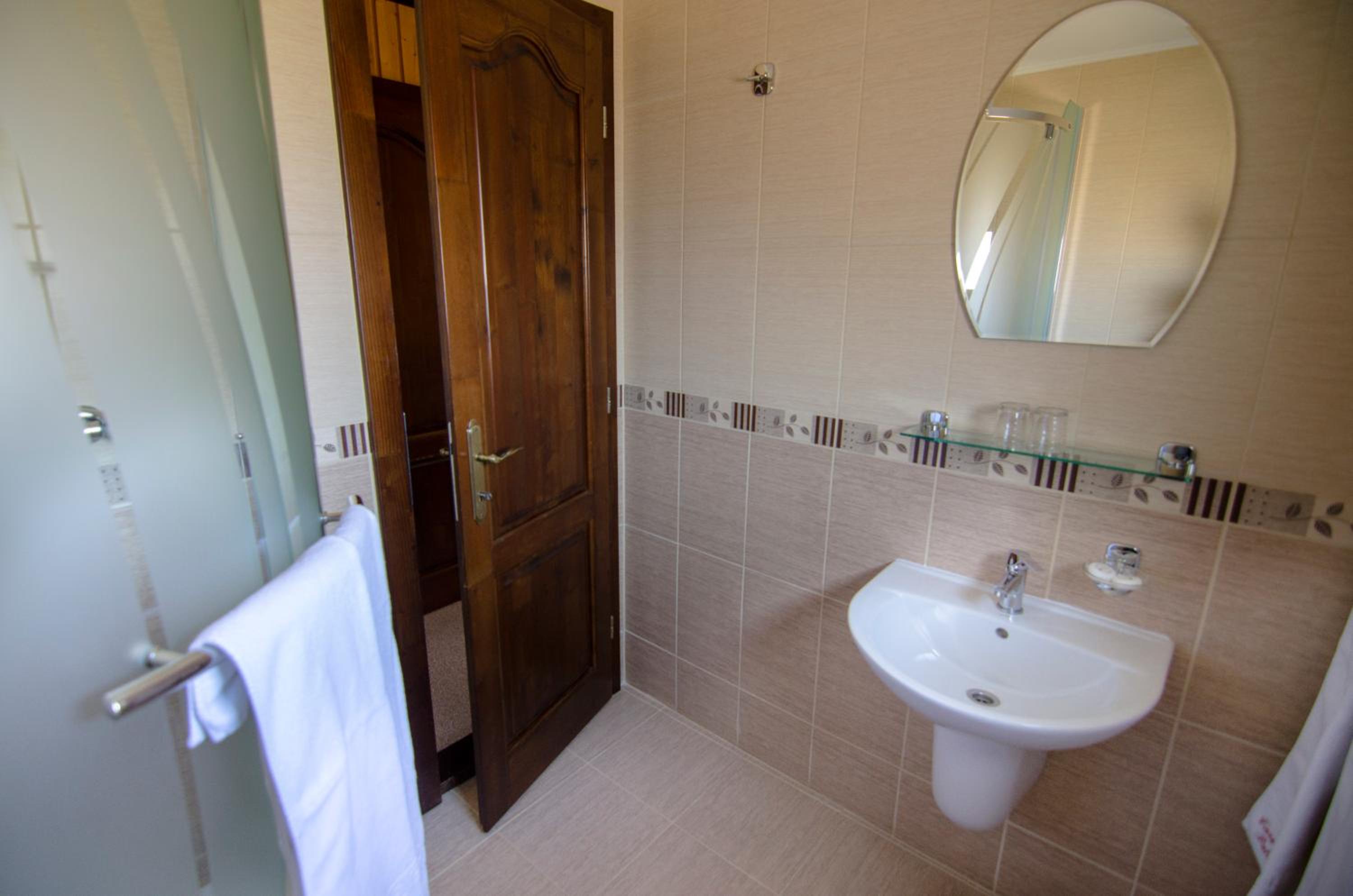 Deluxe Room (2 Adults + 1 Child) photo 3