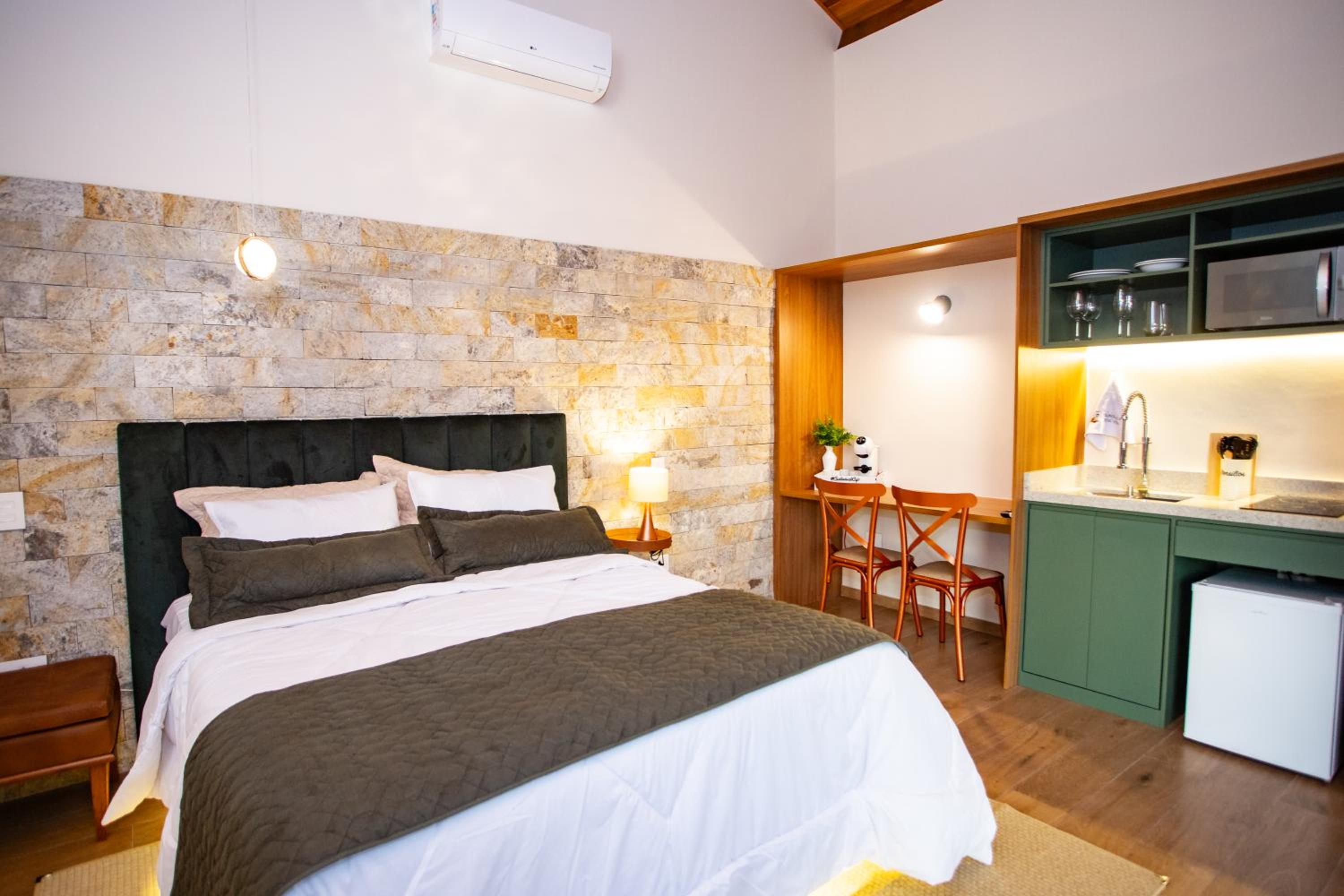 Queen Suite with Spa Bath
