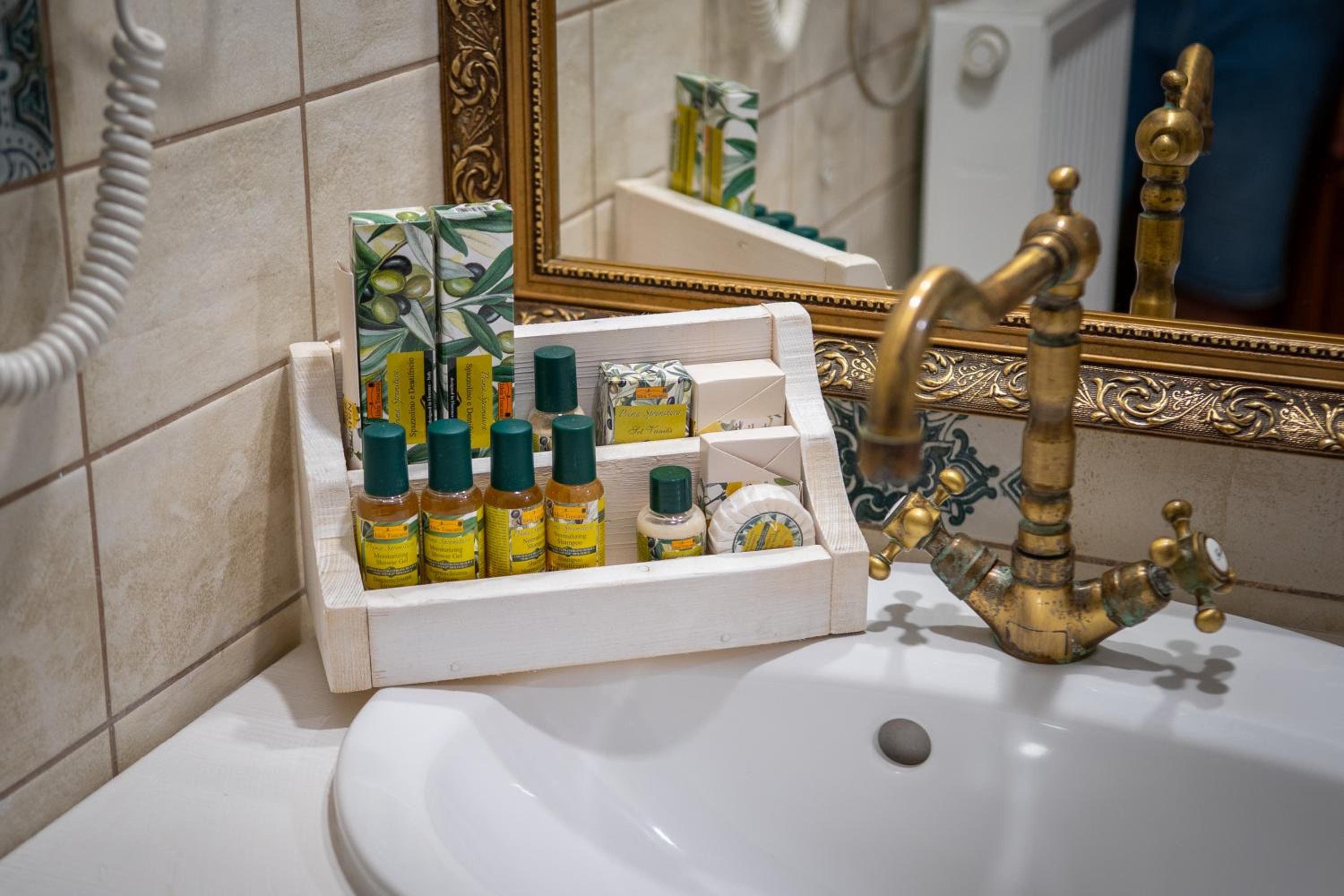 Deluxe Suite with Spa Bath photo 3