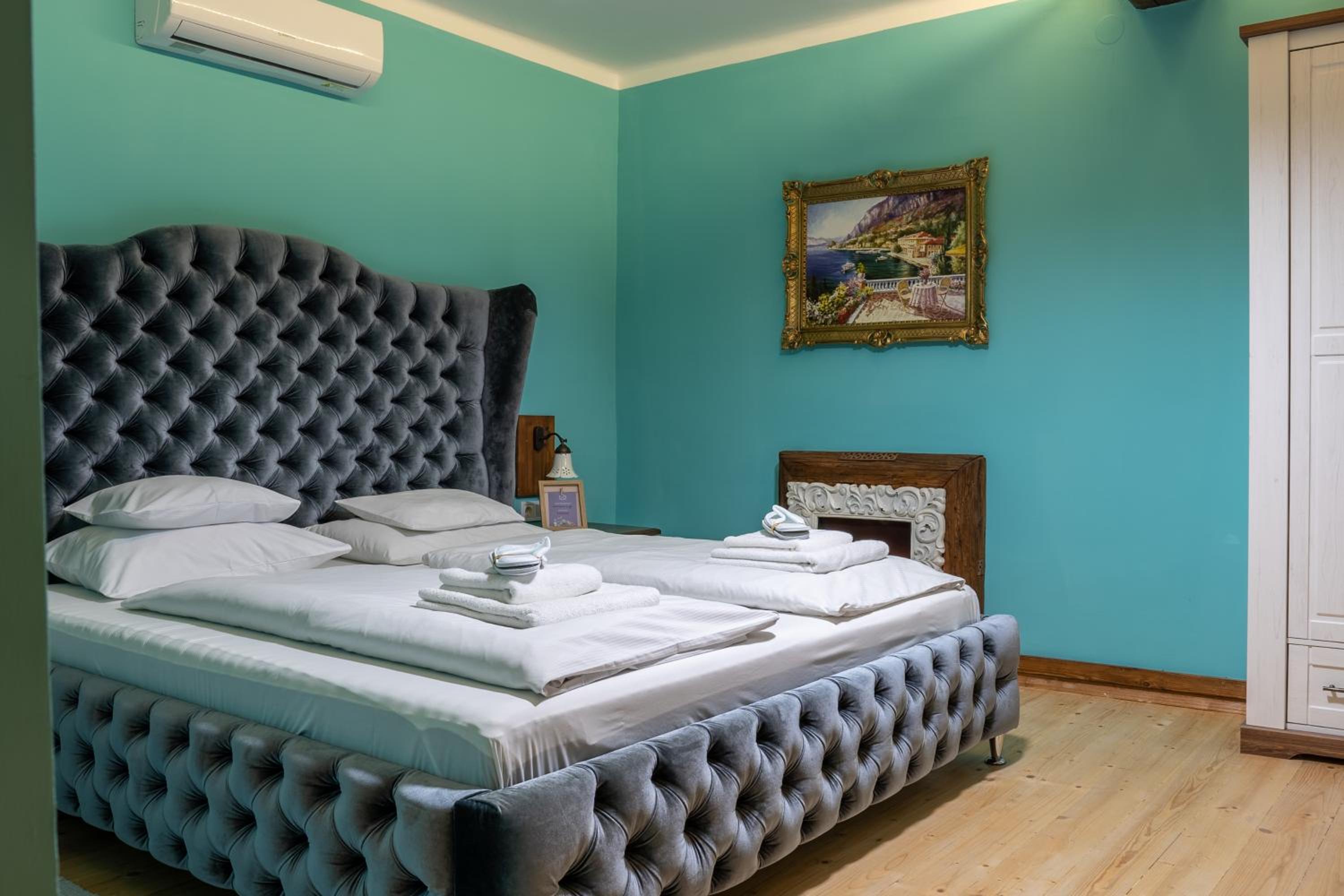 Deluxe King Suite photo 1