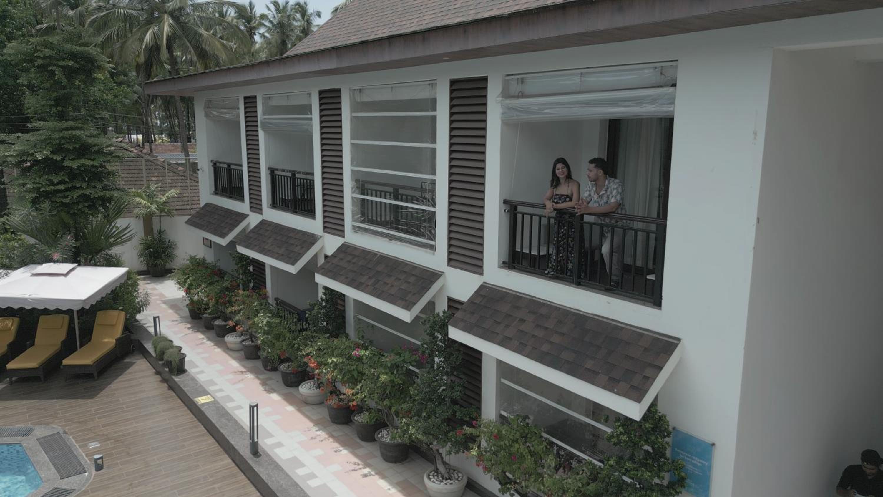 Deluxe King Room with Balcony - Photo 3