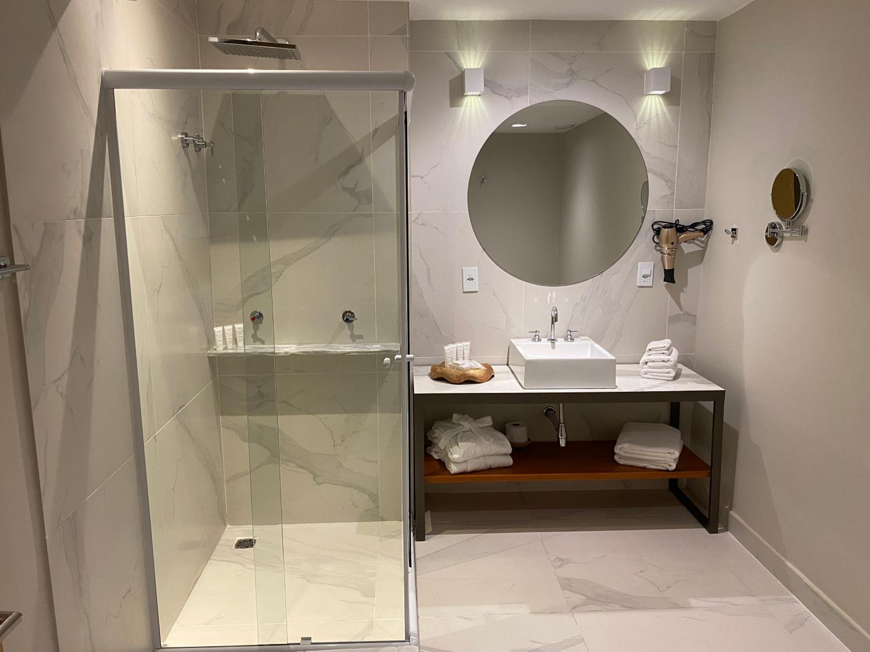 Deluxe Double Room with Bath thumbnail 6