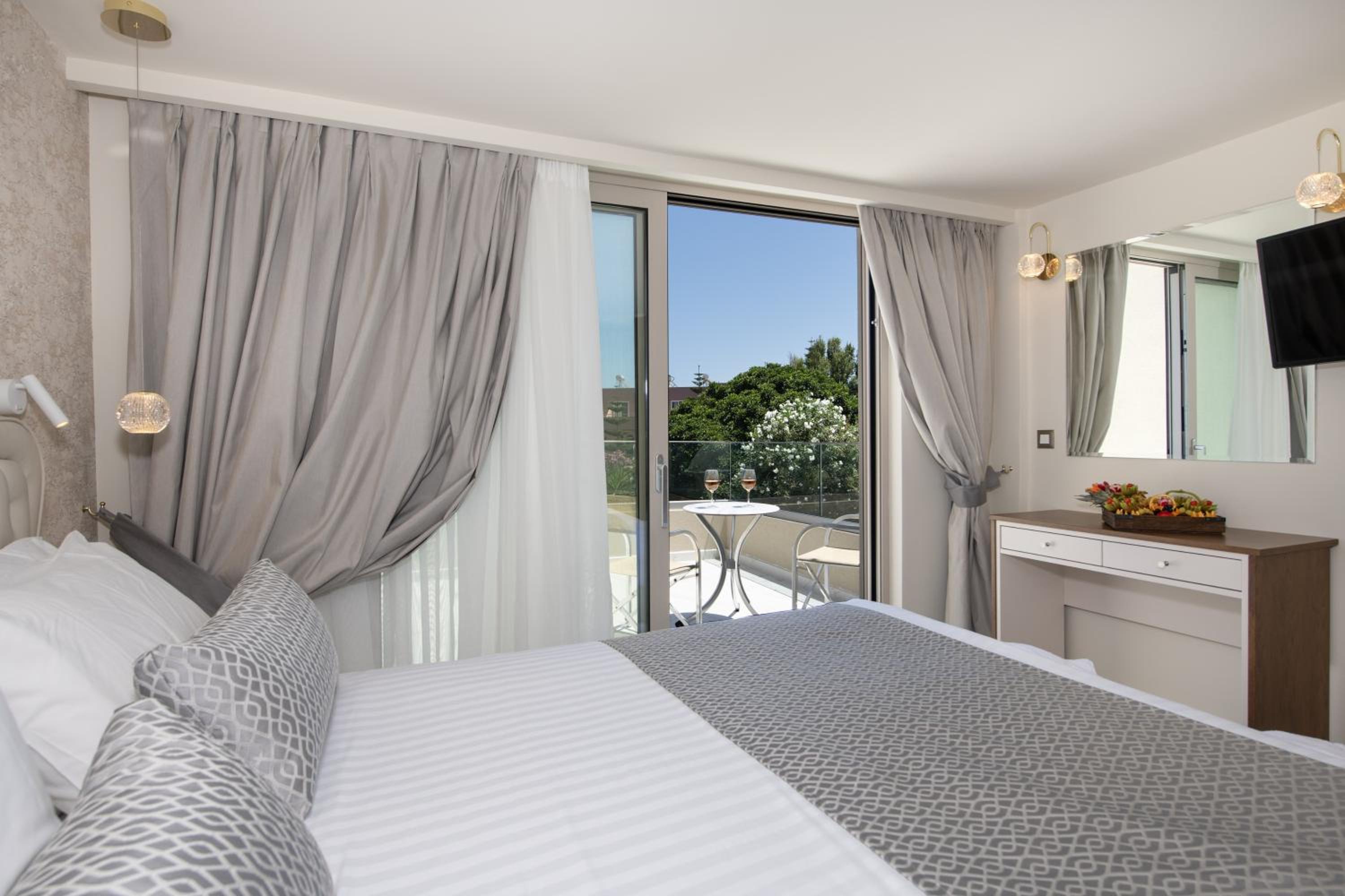 Deluxe Maisonette with individual pool photo 2