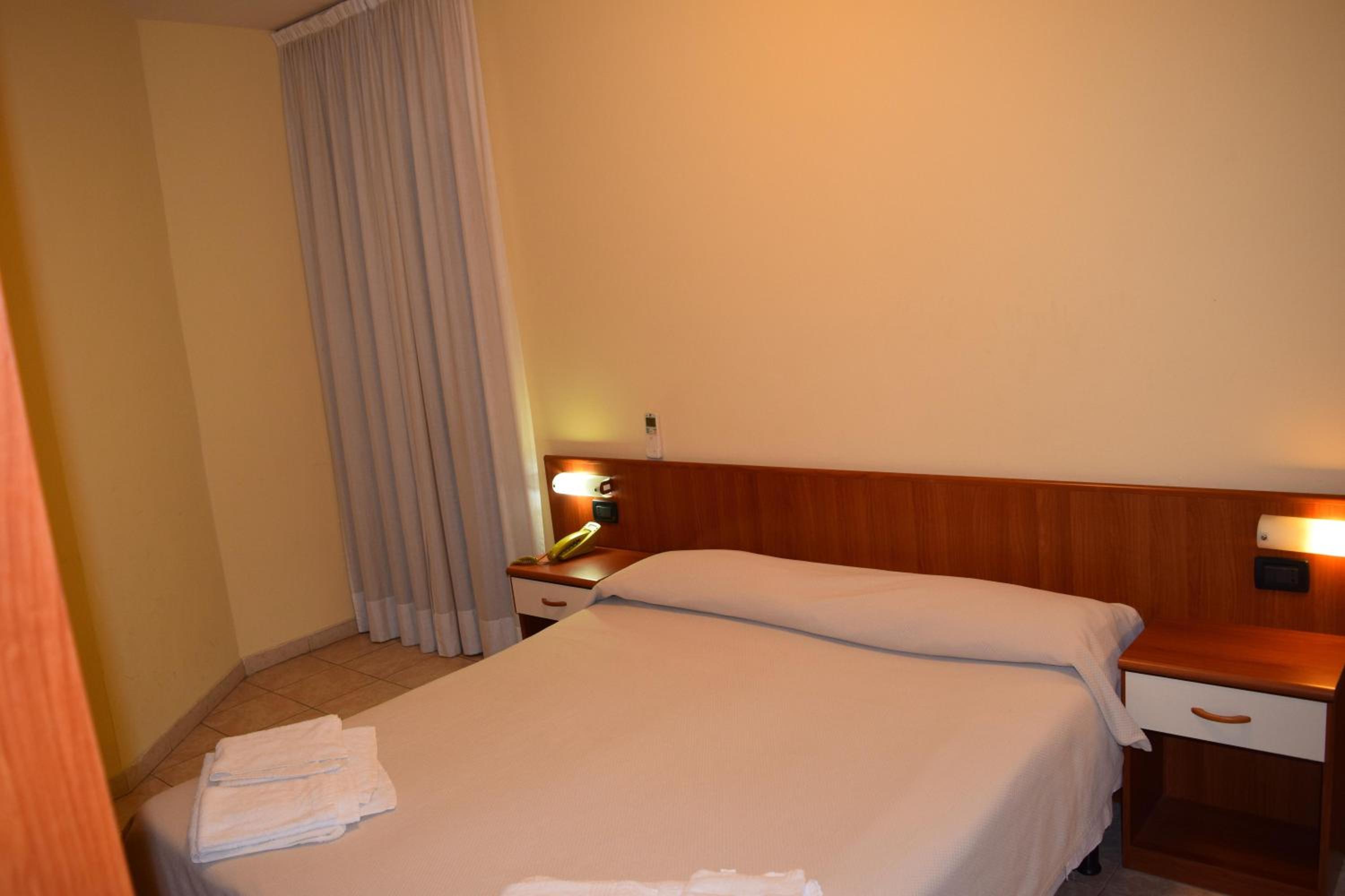 Double or Twin Room - Photo 3