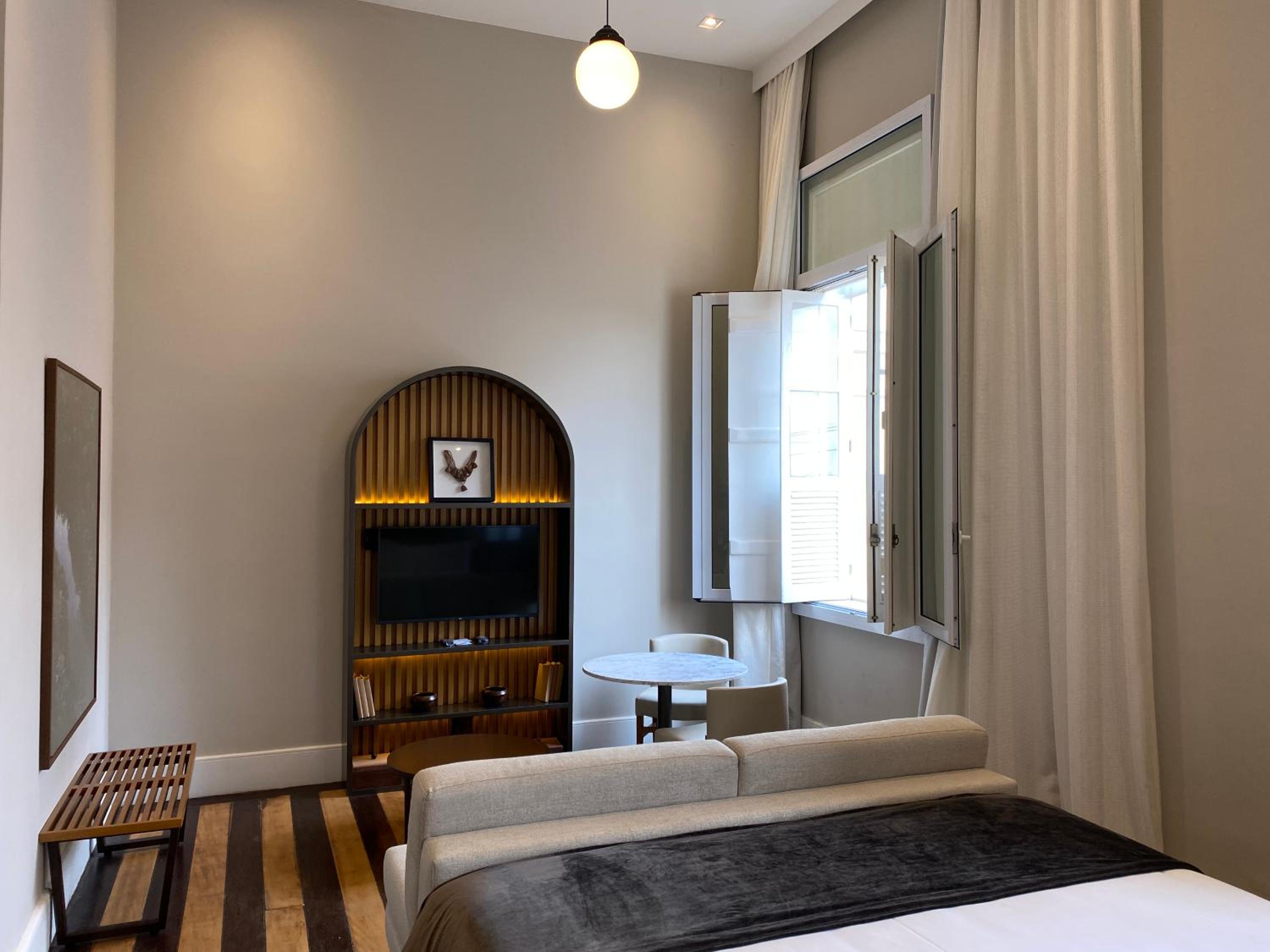 Suite - Photo 1