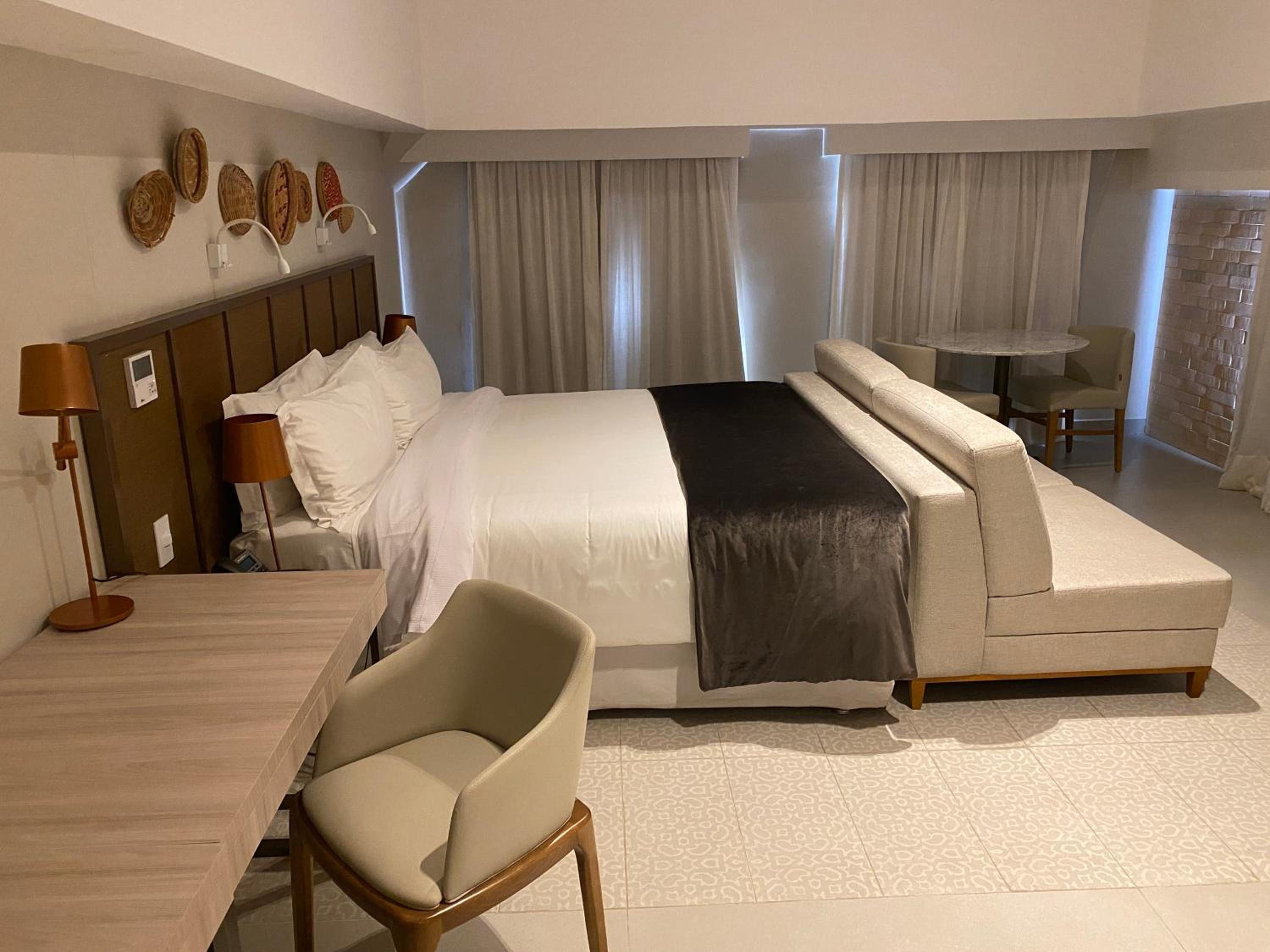 Deluxe Double Room with Bath thumbnail 5