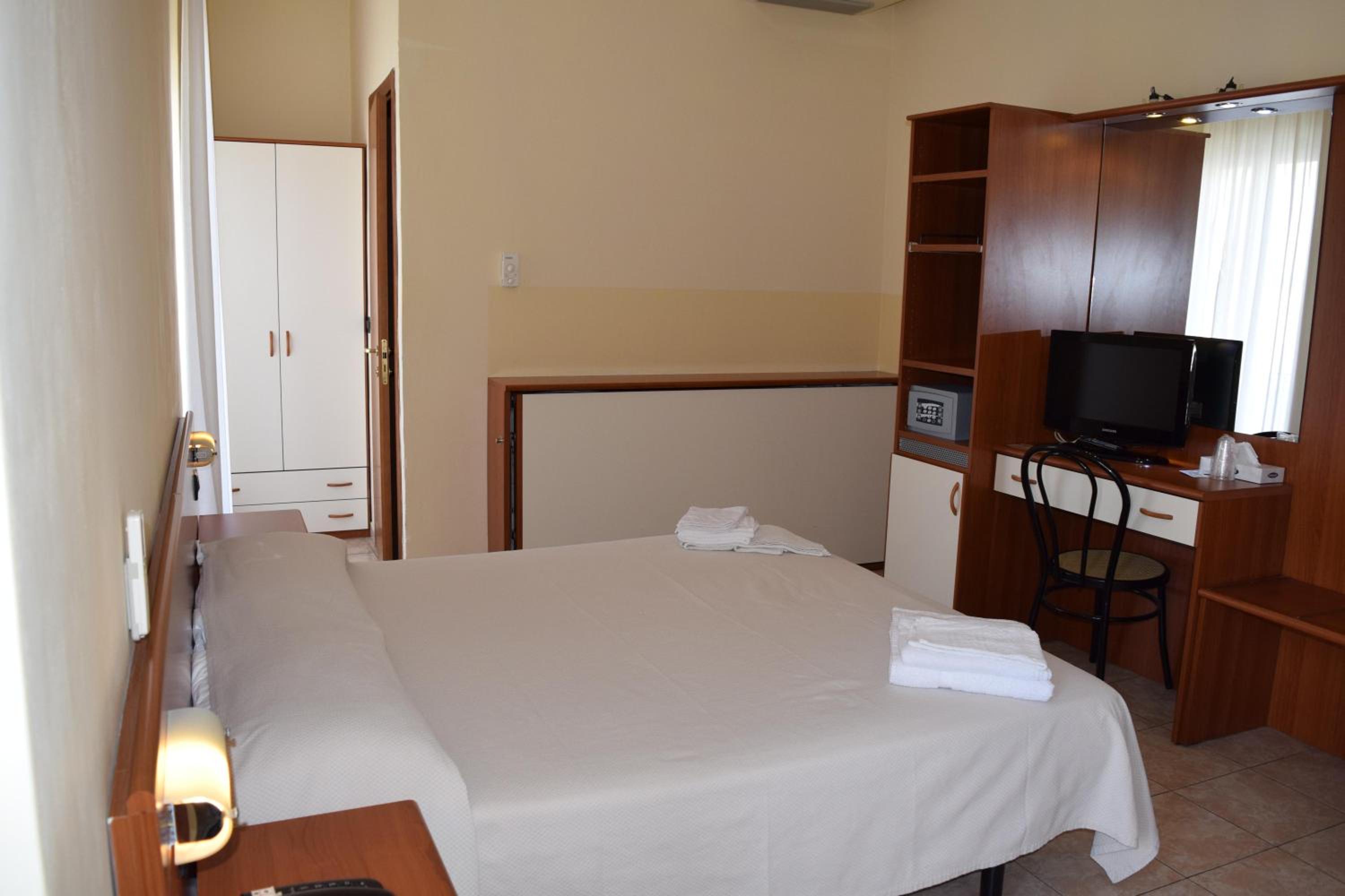 Double or Twin Room - Photo 5