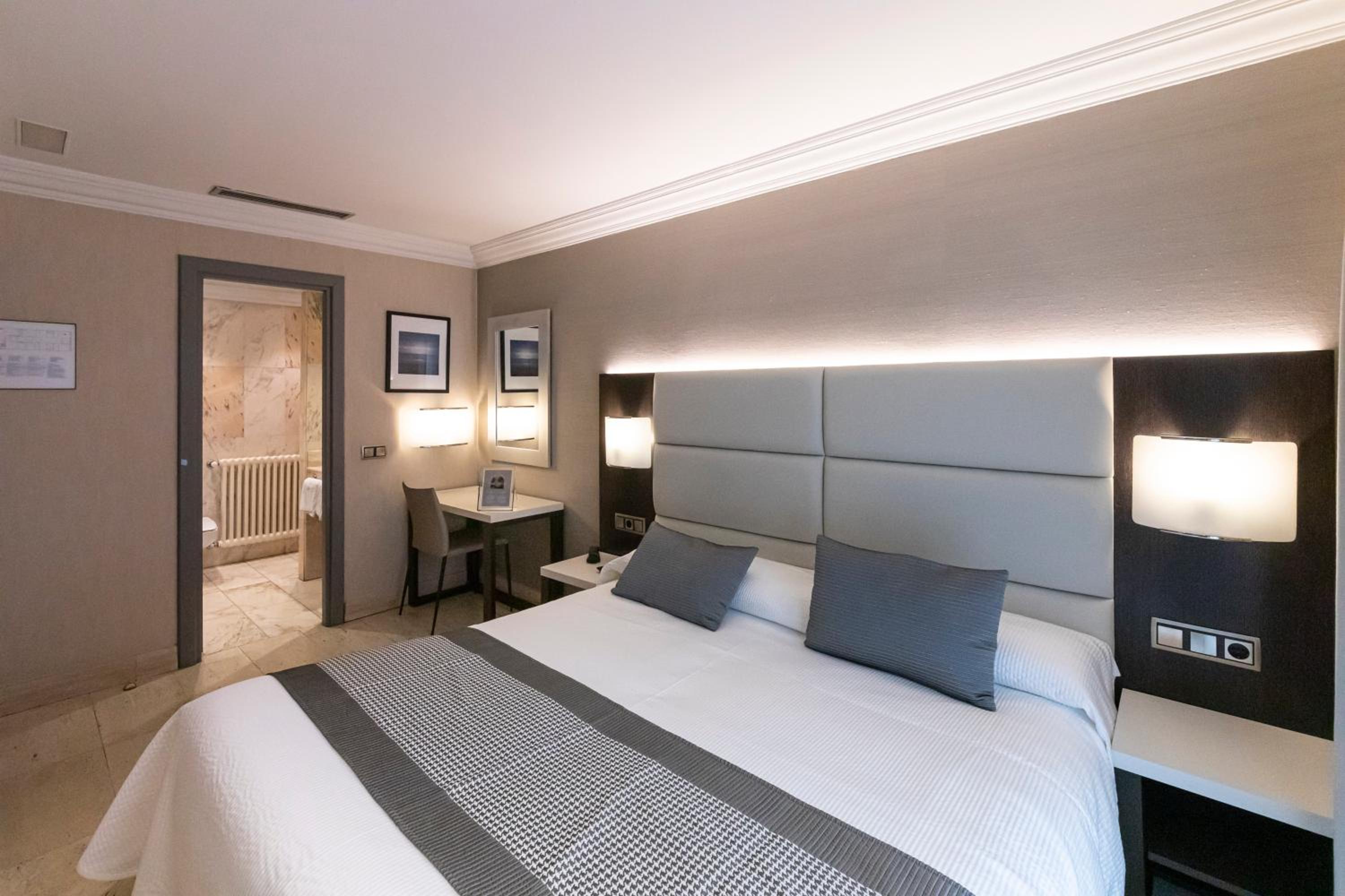 Double or Twin Room with Balcony photo 2