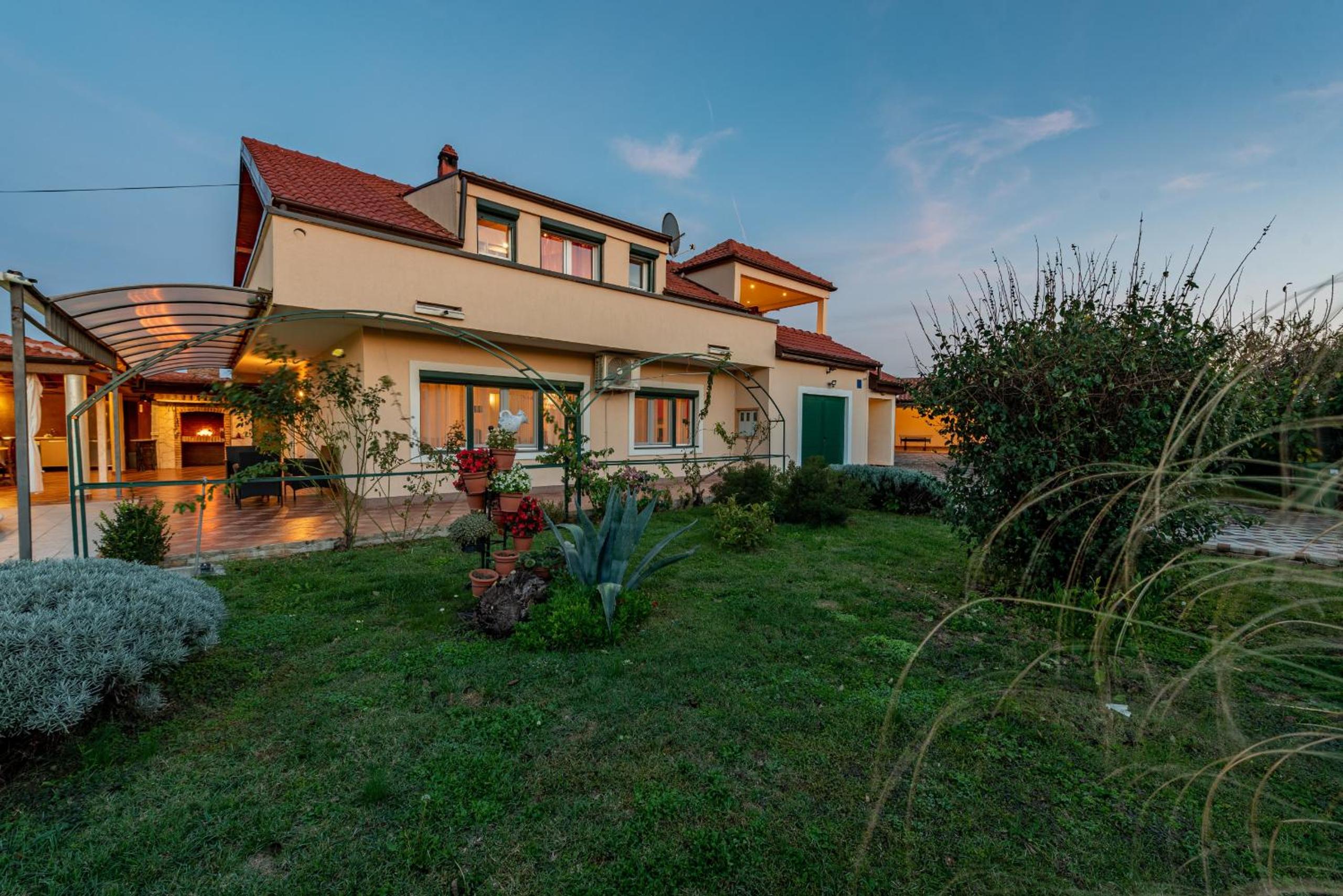 Villa photo 2