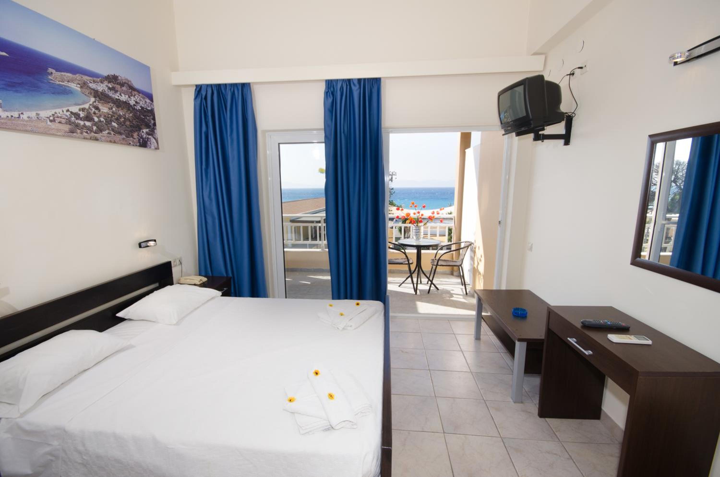 Double or Twin Room - Photo 9