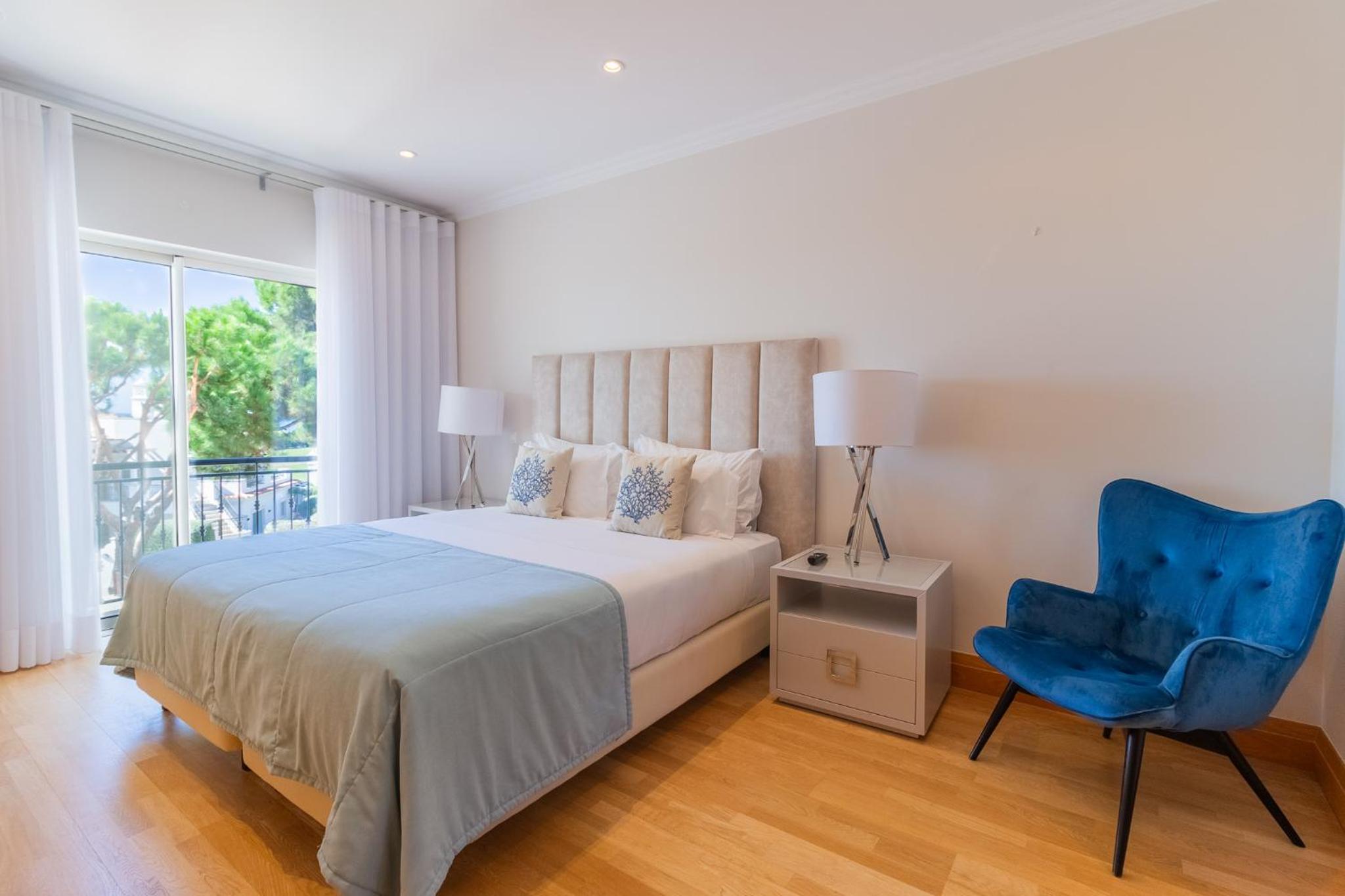 Appartement 3 Chambres avec Bain à Remous - 1er Étage - Vue Partielle sur Mer