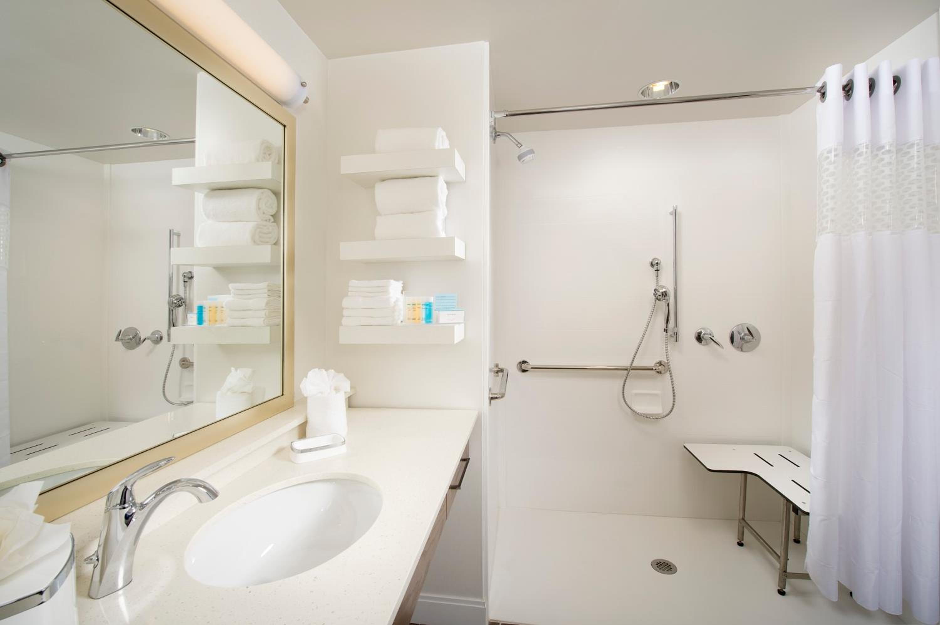 King Room with Roll-In Shower - Mobility and Hearing Access/Non-Smoking photo 3