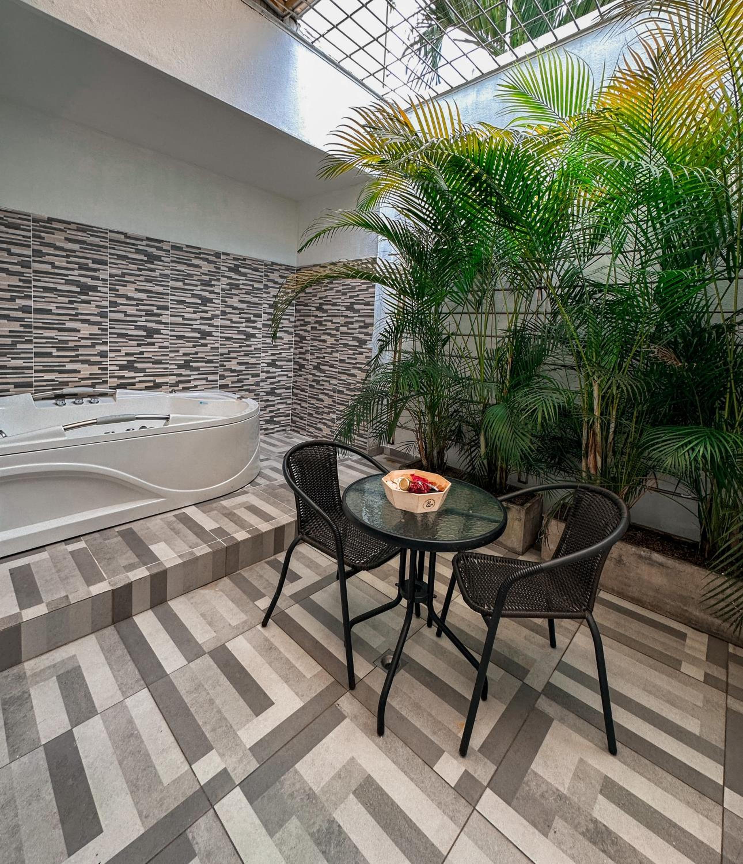 Superior Double Room with Hot Tub - Photo 7